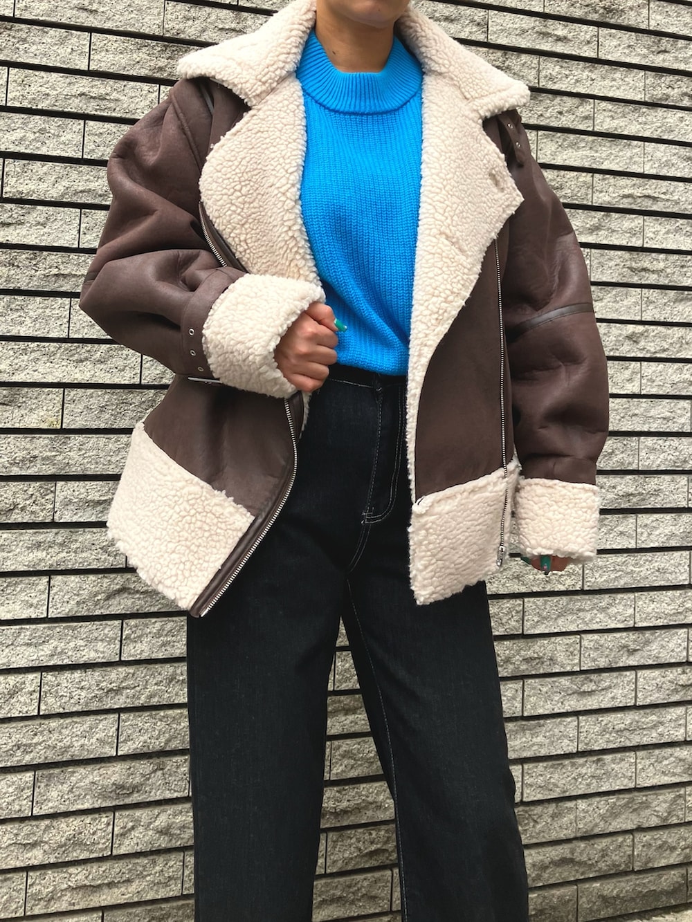 「ファッションを楽しもう、デニム、ブラウン、きれいめカジュアル、冬コーデ、ブーツ、冬アウター、休日スタイル、おでかけコーデ、大人カジュアル、ムートンコート、アウター、デニムパンツ、カジュアルコーデ、秋冬コーデ」｜「ANAPのサイドゴアショートブーツ（ブーツ、ブラウン系）」を使った、Airiさん（レディース・163cm）の秋コーディネートの4枚目の写真