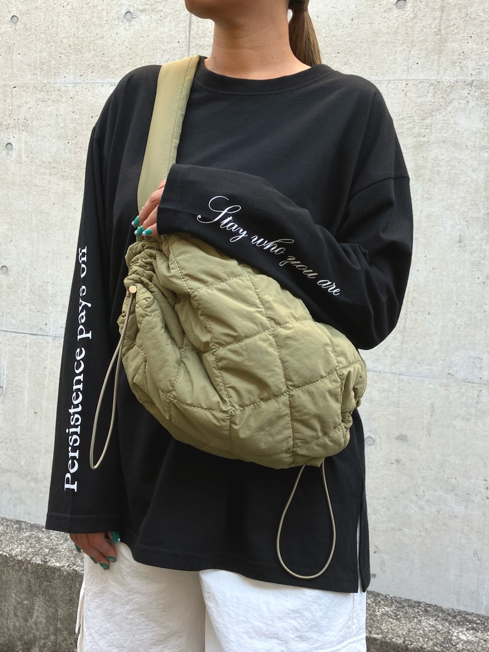 「スポーツミックス、ファッションを楽しもう、カーゴパンツ、ロンT、ブーツ、お出かけコーデ、ブーツスタイル、大人カジュアル、スポーツカジュアル、秋コーデ、ANAP、袖プリント、ショルダーバッグ、ストリート、休日スタイル」｜「ANLIBERTY ANAPのアイテム（ブーツ、ブラック系）」を使った、Airiさん（レディース・163cm）の秋コーディネートの2枚目の写真