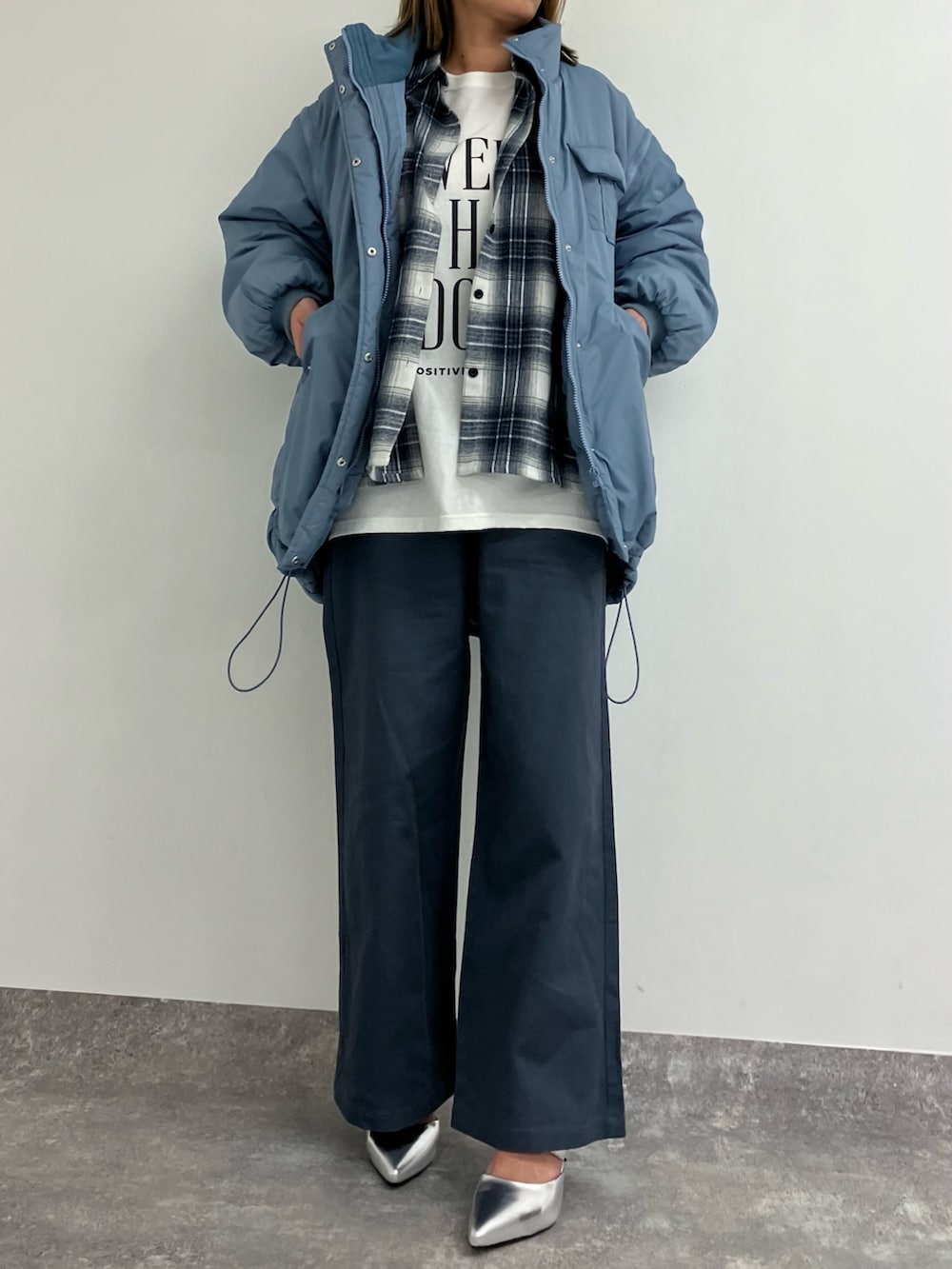 「モンスターコート、チェックシャツ、ロンT、ストレートパンツ、パンプス、ワントーンコーデ、大人カジュアル、大人コーデ、大人女子、シルバーシューズ、冬アウター、春コーデ、ANAP、カジュアルコーデ、着回しコーデ」｜「ANAPの2WAYエコクラウド中綿モンスターコート（ダウンジャケット/コート、ブルー系）」を使った、Airiさん（レディース・163cm）の冬コーディネートの2枚目の写真