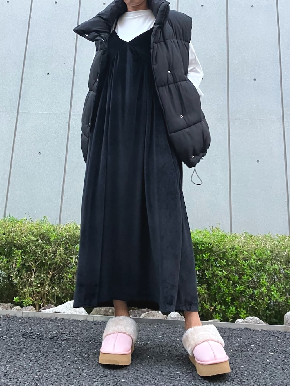 「ビッグシルエット、ダウンベスト、キャミワンピ、ベロアワンピース、ベロア、ムートン、スリッポン、ロンT、フレアワンピース、ANAP、大人カジュアル、ストリートMIX、ロングワンピース、重ね着ベストシーズン、秋コーデ」｜「ANAPのフェイクダウンオーバーベスト（ダウンベスト、ブラック系）」を使った、Airiさん（レディース・163cm）の秋コーディネートの2枚目の写真