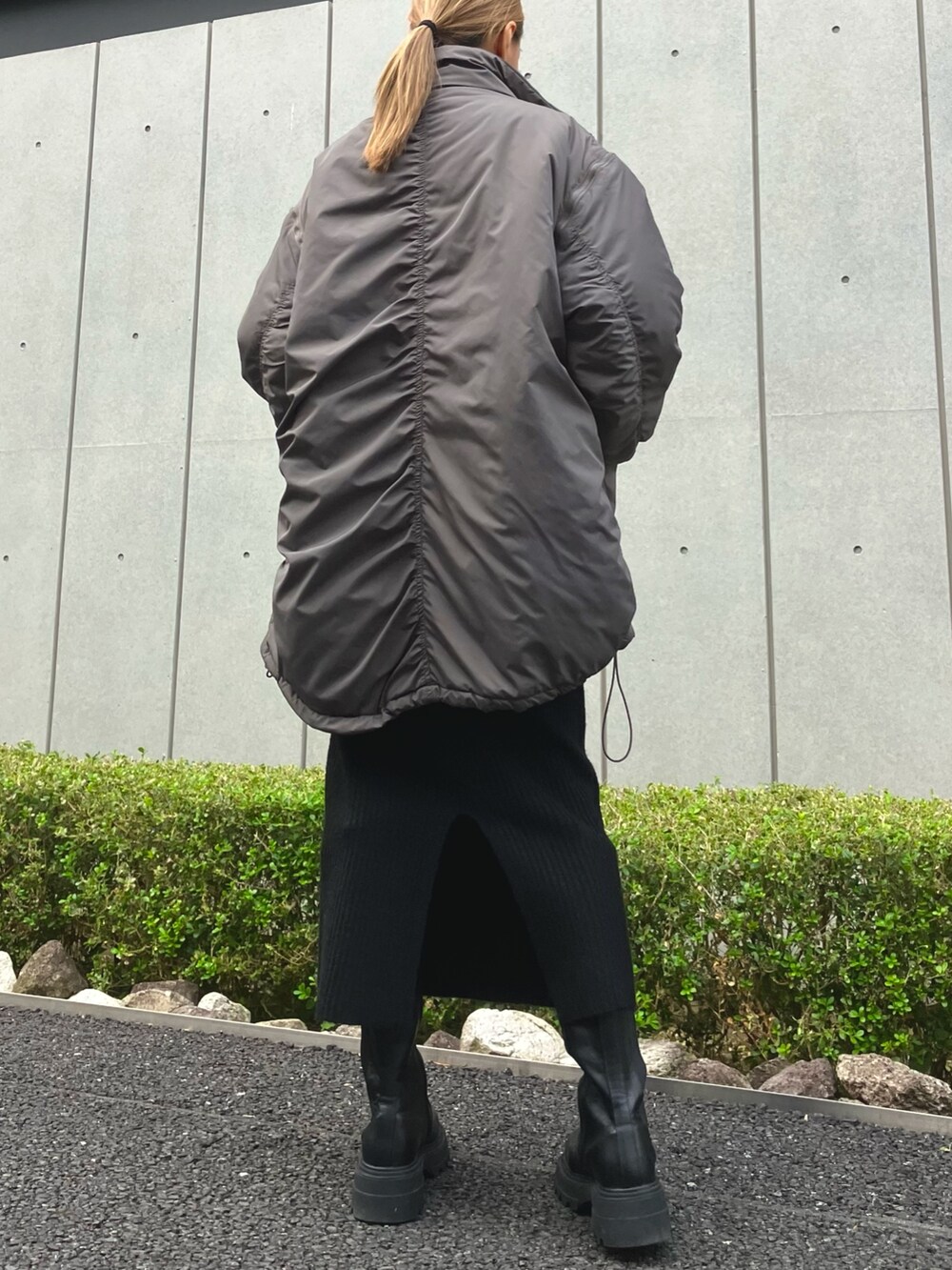 「ファッションを楽しもう、コート、冬コーデ、ブーツ、レイヤードスタイル、タートルネック、冬アウター、ニットスカート、チェックシャツ、ワントーンコーデ、ロングブーツ、モンスターコート、ANAP、大人カジュアル、カジュアルコーデ」｜「ANAPの2WAYエコクラウド中綿モンスターコート（ダウンジャケット/コート、ブラック系）」を使った、Airiさん（レディース・163cm）の秋コーディネートの3枚目の写真
