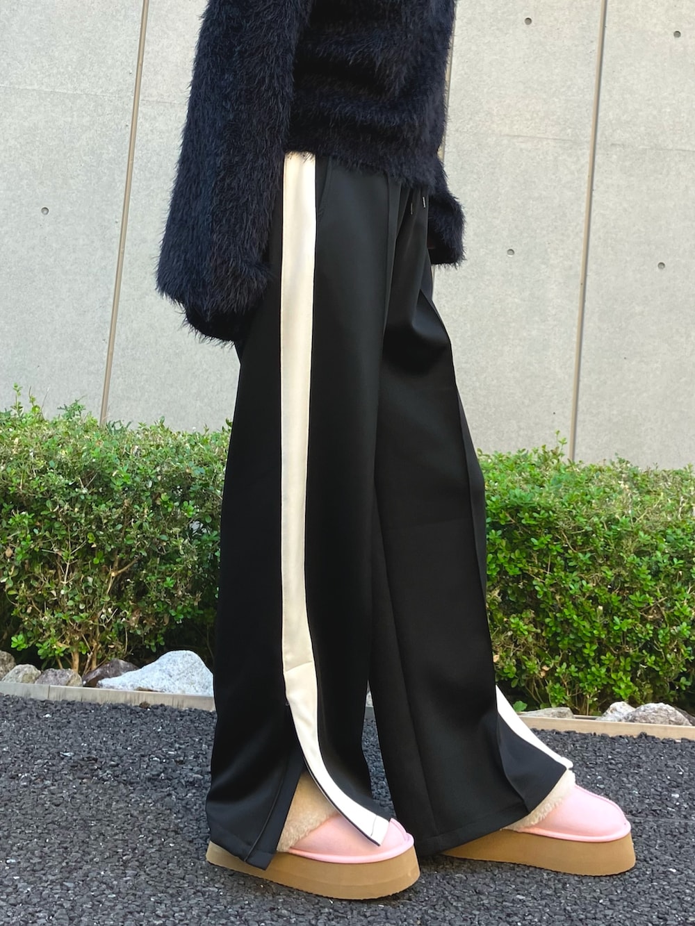 「シャギーニット、ファッションを楽しもう、ニット、冬コーデ、トラックパンツ、ラインパンツ、ムートンブーツ、スリッポン、ANAP、大人カジュアル、ストリートカジュアル、秋冬コーデ、パンツスタイル、ラフ、ラフコーデ」｜「ANAPのフェザーヤーンカットアウトニットトップス（ニット/セーター、ブラック系）」を使った、Airiさん（レディース・163cm）の秋コーディネートの5枚目の写真