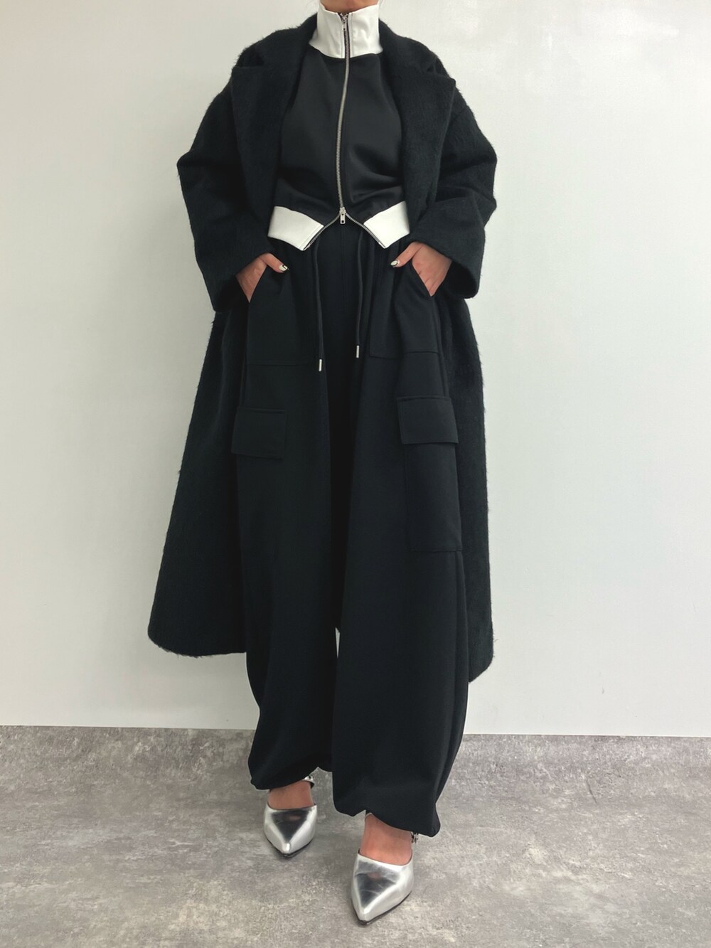 「モノトーン、モノトーンコーデ、トラックジャケット、カーゴパンツ、ブラック、シャギーコート、チェスターコート、冬コーデ、タートルネック、冬アウター、スポーツミックス、カジュアルコーデ、大人カジュアル、パンプス、ANAP」｜「ANAPの袖タックシャギーチェスターコート（チェスターコート、ブラック系）」を使った、Airiさん（レディース・163cm）の冬コーディネートの3枚目の写真