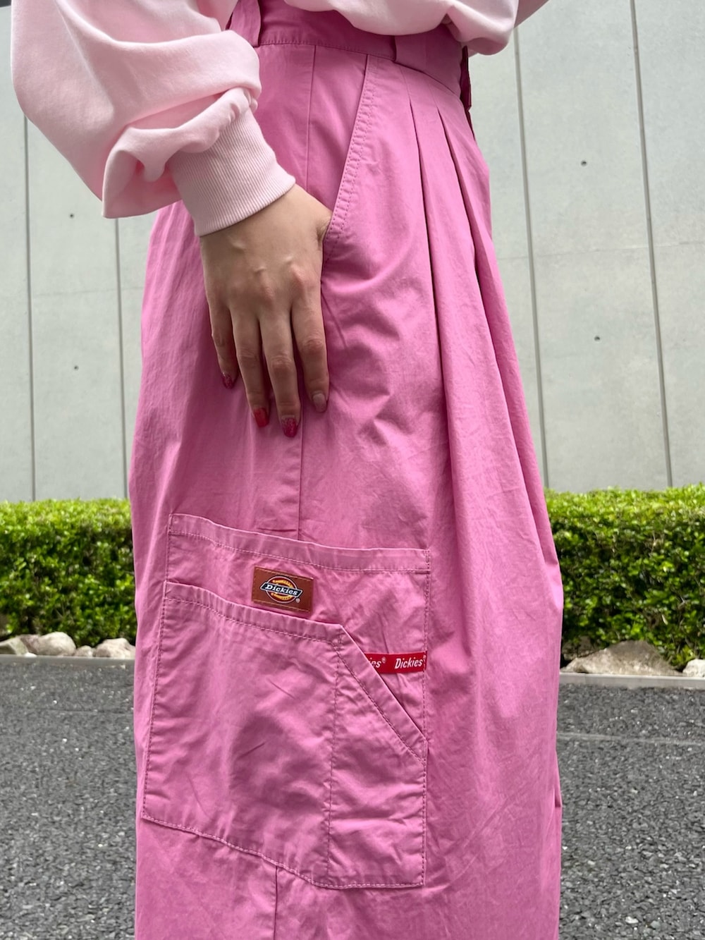 「Dickies、ANAP、パンツスタイル、カラーコーデ、プリントT、パステルカラー、お出かけコーデ、春夏コーデ、ワントーンコーデ、ピンク、ピンクコーデ、カジュアルスタイル、カジュアル、大人カジュアル」｜「DickiesのDICKIES コットンダンプサイドポケットバルーンパンツ（その他パンツ、ピンク系）」を使った、Airiさん（レディース・163cm）の春コーディネートの3枚目の写真