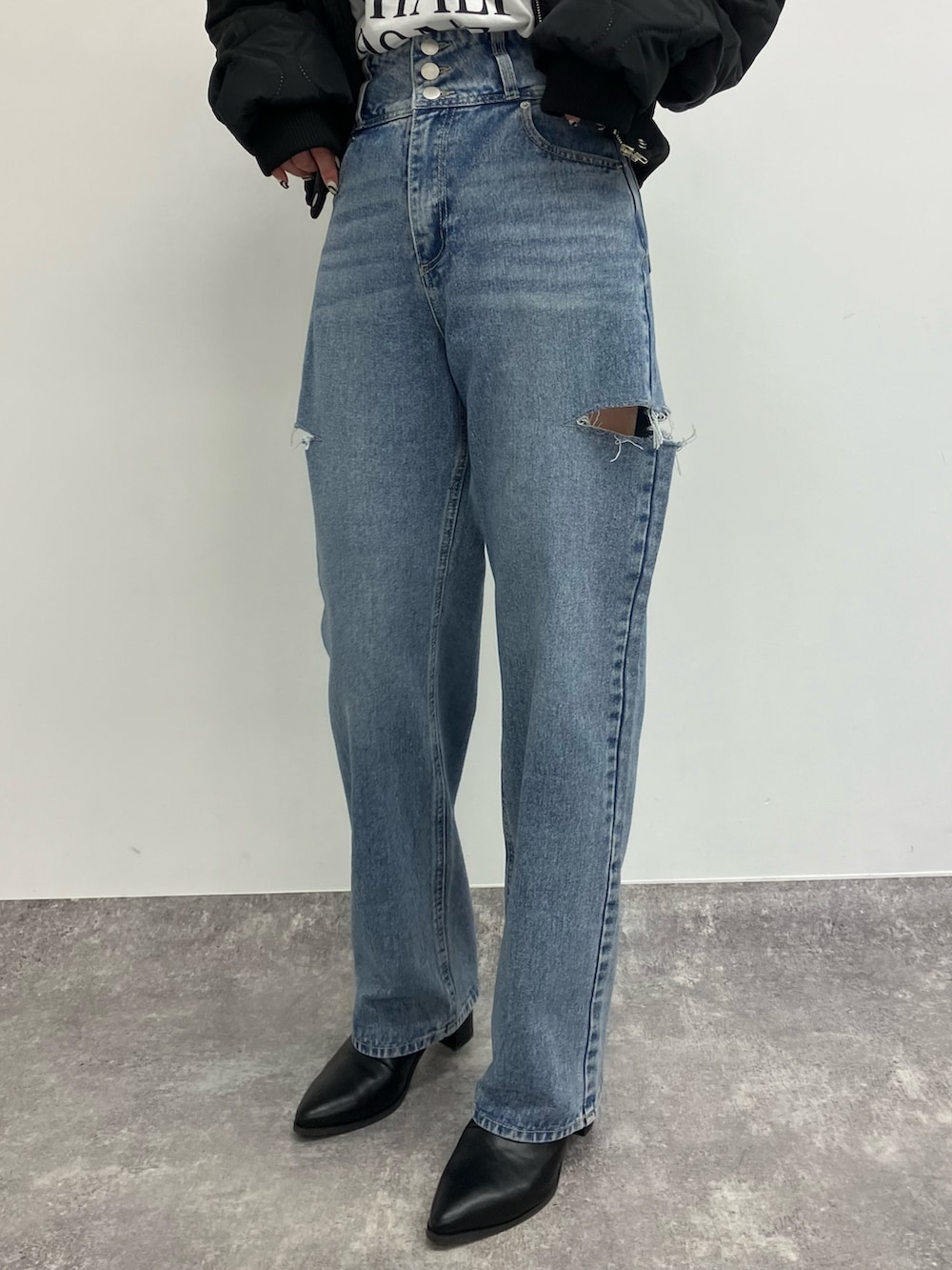 「デニム、デニムパンツ、キルティング、ショートジャケット、ブルゾン、ロンT、新作、ハイウエスト、ハイウエストデニム、カジュアルコーデ、大人カジュアル、シンプルコーデ、ANAP、ブーツ、オトナ女子」｜「ANAPのサイドゴアショートブーツ（ブーツ、ブラック系）」を使った、Airiさん（レディース・163cm）の冬コーディネートの5枚目の写真