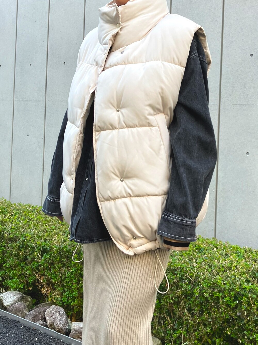 「冬アウター、休日スタイル、クリスマスに着たい服、クリスマスコーデ、きれいめカジュアル、ロングスカート、タートルネック、デニムシャツ、レイヤードスタイル、リブニット、タイトスカート、ニットスカート、ANAP、ムートンブーツ、冬コーデ」｜「ANAPのラメ糸リブニットスカート【セットアップ対応】（スカート、ベージュ系）」を使った、Airiさん（レディース・163cm）の冬コーディネートの4枚目の写真