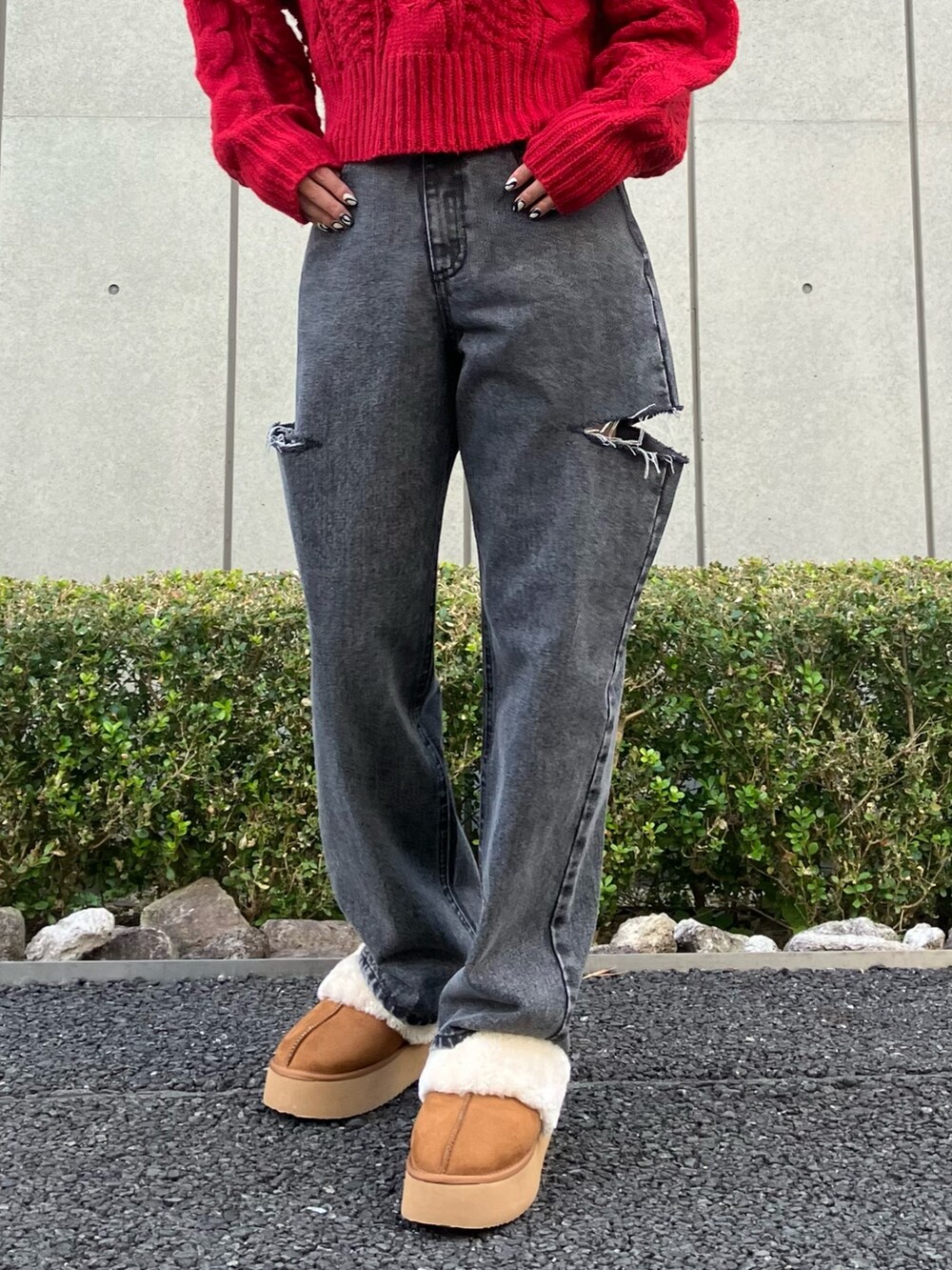 「赤、お出かけコーデ、カジュアルコーデ、オトナ女子、冬ファッション、デニム、冬コーデ、ケーブルニット、ニット、大人カジュアル、ANAP、ムートンブーツ、スリッポン、ハイウエスト、デニムパンツ」｜「ANAPのケーブル編みハイネックニット（ニット/セーター、レッド系）」を使った、Airiさん（レディース・163cm）の冬コーディネートの5枚目の写真