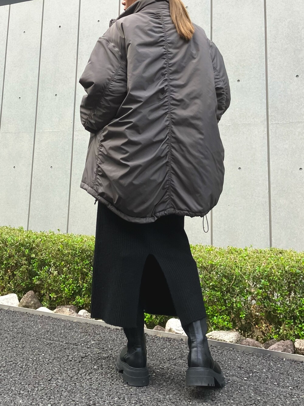 「ファッションを楽しもう、コート、冬コーデ、ブーツ、レイヤードスタイル、タートルネック、冬アウター、ニットスカート、チェックシャツ、ワントーンコーデ、ロングブーツ、モンスターコート、ANAP、大人カジュアル、カジュアルコーデ」｜「ANAPの2WAYエコクラウド中綿モンスターコート（ダウンジャケット/コート、ブラック系）」を使った、Airiさん（レディース・163cm）の秋コーディネートの4枚目の写真