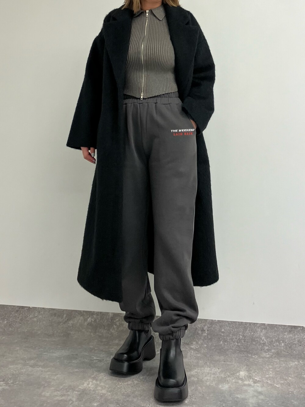 「ワントーンコーデ、ワントーン、大人カジュアル、大人コーデ、大人女子、グレーコーデ、リブニット、ダブルジップ、スウェットパンツ、ブーツ、ブーツスタイル、冬アウター、冬コーデ、モノトーン、ANAP」｜「ANAPのラメ糸ダブルジップリブニットトップス【セットアップ対応】（ニット/セーター、グレー系）」を使った、Airiさん（レディース・163cm）の冬コーディネートの3枚目の写真