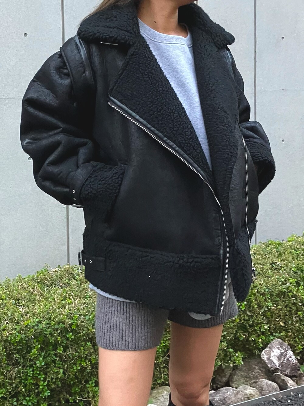 「冬アウター、休日スタイル、クリスマスに着たい服、お出かけコーデ、着回しコーデ、ストリート、ブーツ、冬のコーデ、冬コーデ、ムートンコート、ムートンジャケット、ANAP、ロングコート、大人カジュアル、大人コーデ」｜「ANAPの2WAYフェイクムートンライダースジャケット（ムートンコート、ブラック系）」を使った、Airiさん（レディース・163cm）の冬コーディネートの5枚目の写真