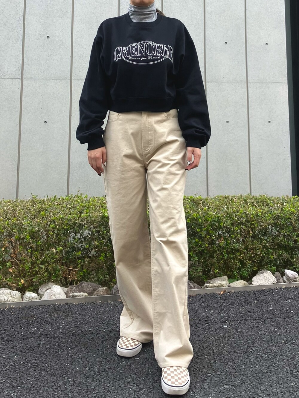 「タートルネック、レイヤードスタイル、コーデュロイ、シアートップス、スウェットパンツ、クロップドトップス、大人カジュアル、カジュアルコーデ、大人コーデ、ANAP、パンツスタイル、スニーカー、シンプルコーデ、お出かけコーデ、冬コーデ」｜「ANAPのコーデュロイストレートパンツ（その他パンツ、ホワイト系）」を使った、Airiさん（レディース・163cm）の冬コーディネートの3枚目の写真
