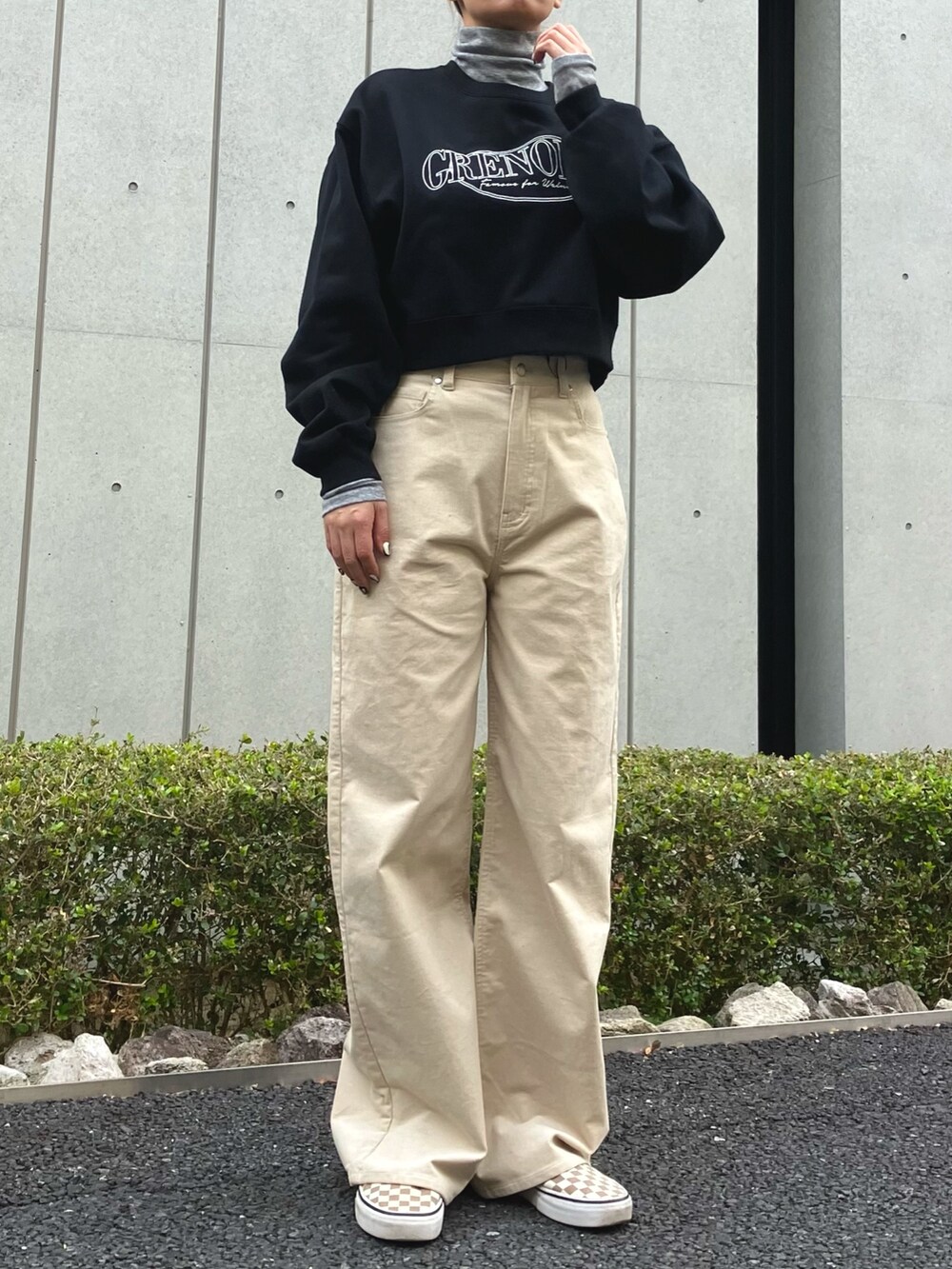 「タートルネック、レイヤードスタイル、コーデュロイ、シアートップス、スウェットパンツ、クロップドトップス、大人カジュアル、カジュアルコーデ、大人コーデ、ANAP、パンツスタイル、スニーカー、シンプルコーデ、お出かけコーデ、冬コーデ」｜「ANAPのコーデュロイストレートパンツ（その他パンツ、ホワイト系）」を使った、Airiさん（レディース・163cm）の冬コーディネートの2枚目の写真