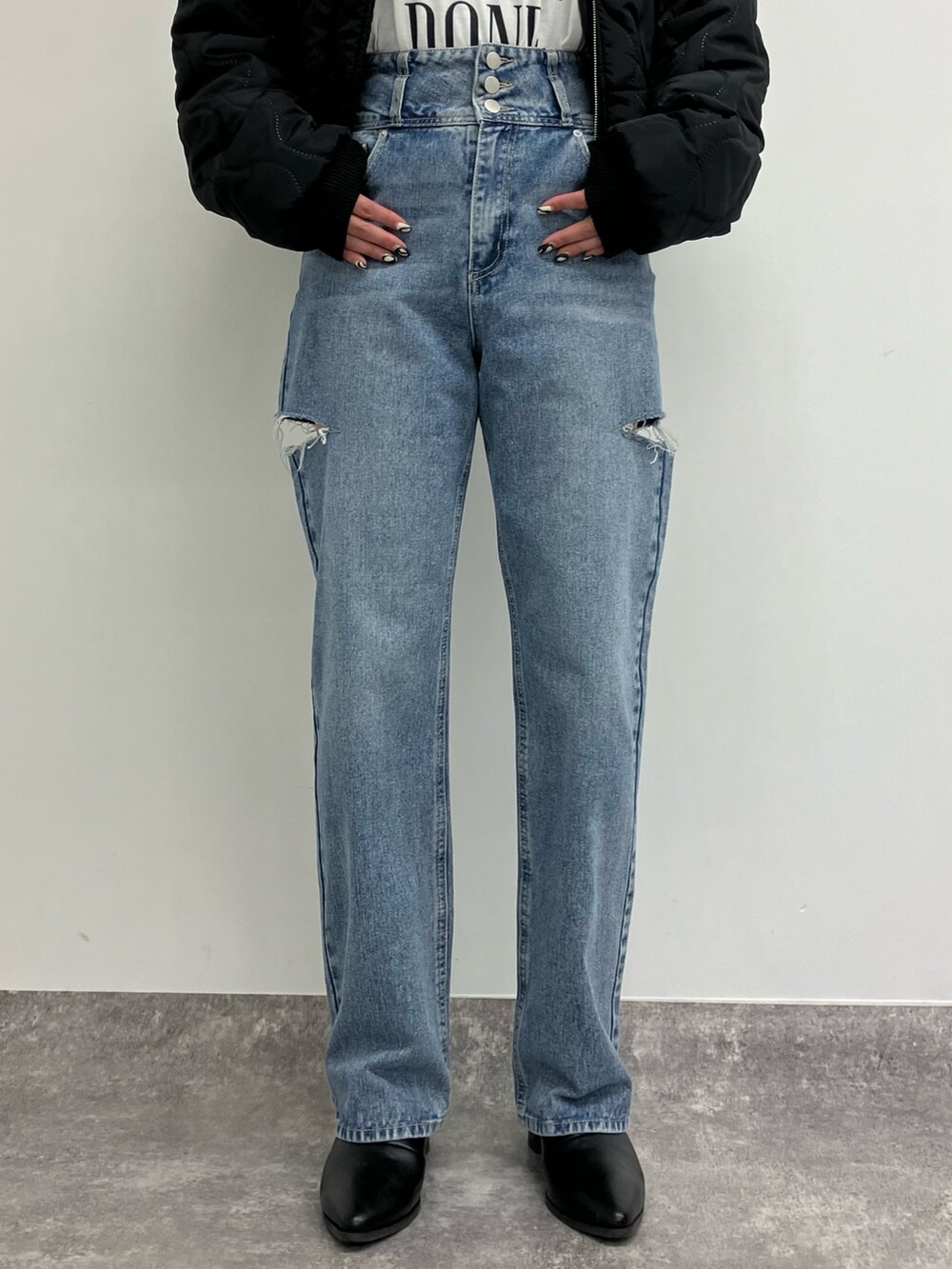 「デニム、デニムパンツ、キルティング、ショートジャケット、ブルゾン、ロンT、新作、ハイウエスト、ハイウエストデニム、カジュアルコーデ、大人カジュアル、シンプルコーデ、ANAP、ブーツ、オトナ女子」｜「ANAPのサイドゴアショートブーツ（ブーツ、ブラック系）」を使った、Airiさん（レディース・163cm）の冬コーディネートの4枚目の写真