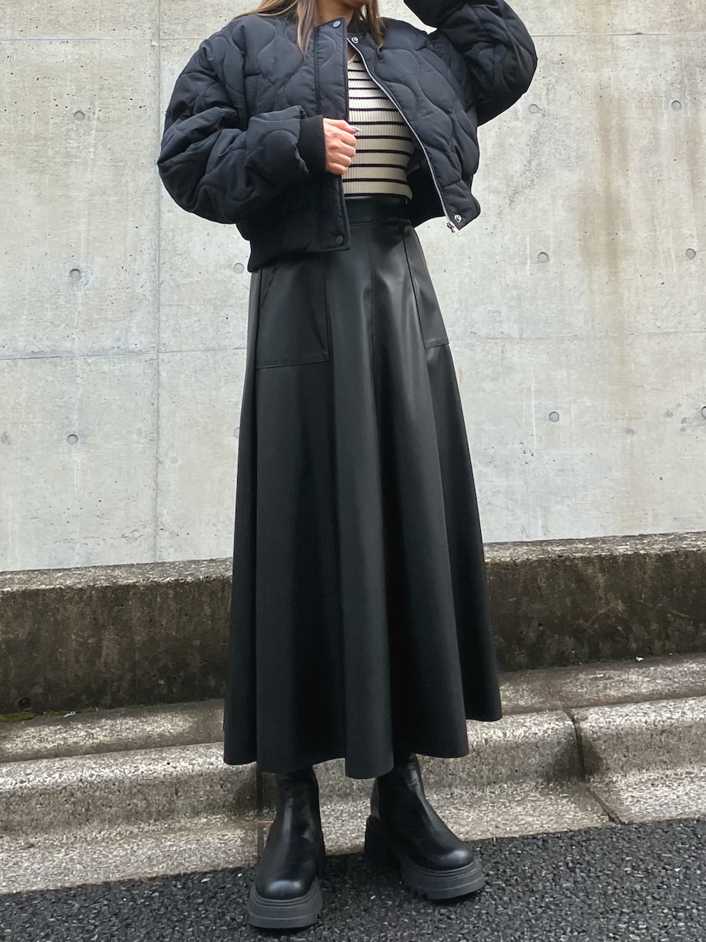 「冬アウター、休日スタイル、クリスマスに着たい服、クリスマスコーデ、きれいめカジュアル、大人カジュアル、フレアスカート、リブニット、キーネック、着回しコーデ、ANAP、ブルゾン、キルティング、ロングブーツ、大人コーデ」｜「ANAPのキーネックリブニットトップス（ニット/セーター、ホワイト系）」を使った、Airiさん（レディース・163cm）の冬コーディネートの3枚目の写真
