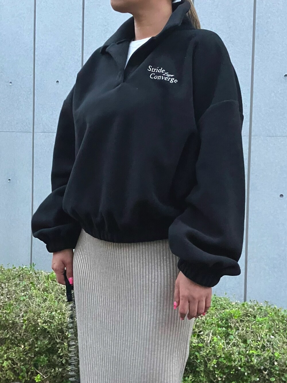 ホワイト系のTシャツ/カットソー、ブラック系のスウェット、ベージュ系のブーツを着用したレディースの秋コーディネートの2枚目の写真