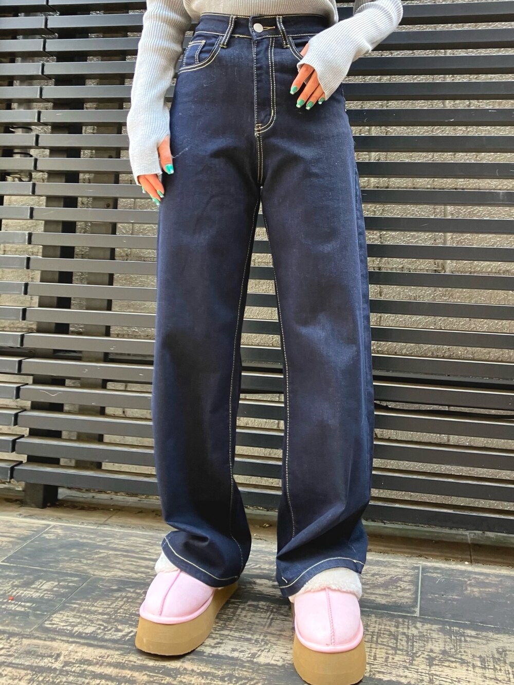 「ファッションを楽しもう、冬コーデ、ストール、マフラー、チェック、デニム、デニムパンツ、リブニット、フィンガーホール、ANAP、ムートンブーツ、スリッポン、大人カジュアル、カジュアルコーデ、パンツスタイル」｜「ANAPの厚底ムートンスリッポン（スリッポン、ピンク系）」を使った、Airiさん（レディース・163cm）の秋コーディネートの3枚目の写真