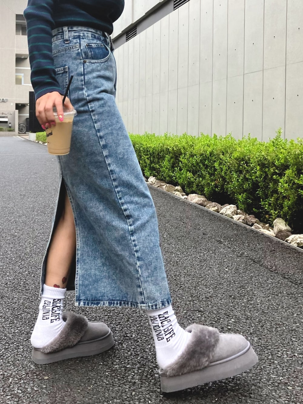 「キーネック、デニムスカート、タイトスカート、リブニット、スリッポン、ロングスカート、休日スタイル、デニム、きれいめカジュアル、ANAP、秋服コーデ、秋服まるっと大公開、大人カジュアル、秋服準備はじめました、マイベストコーデ2023」｜「ANAPの厚底ムートンスリッポン（スリッポン、グレー系）」を使った、Airiさん（レディース・163cm）の秋コーディネートの3枚目の写真