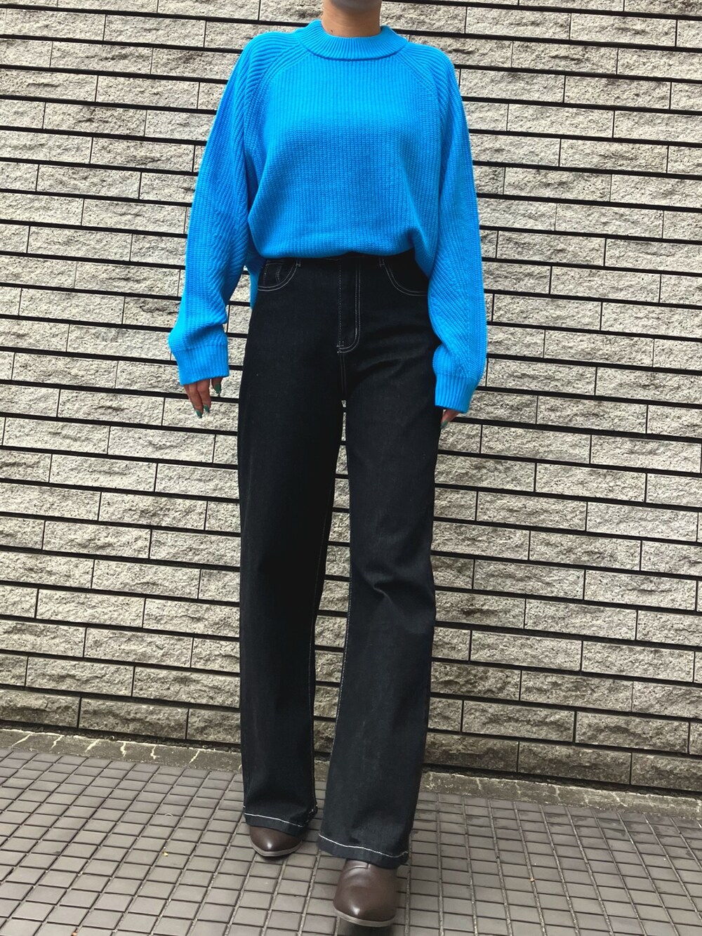 「ファッションを楽しもう、デニム、ブラウン、きれいめカジュアル、冬コーデ、ブーツ、冬アウター、休日スタイル、おでかけコーデ、大人カジュアル、ムートンコート、アウター、デニムパンツ、カジュアルコーデ、秋冬コーデ」｜「ANAPのサイドゴアショートブーツ（ブーツ、ブラウン系）」を使った、Airiさん（レディース・163cm）の秋コーディネートの6枚目の写真