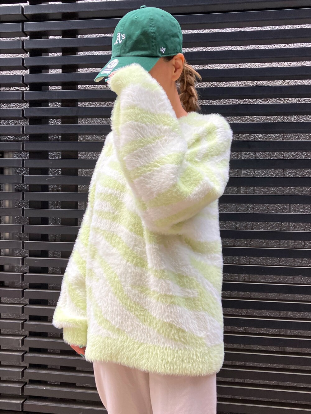 「ファッションを楽しもう、スウェット、スウェットパンツ、シャギーニット、ゼブラ柄、ストリート、スポーツミックス、ラフ、ストリートカジュアル、カジュアルコーデ、ANAP、リラックススタイル、休日スタイル、秋冬コーデ、キャップ」｜「ZARAのアイテム（スニーカー、ホワイト系）」を使った、Airiさん（レディース・163cm）の秋コーディネートの3枚目の写真