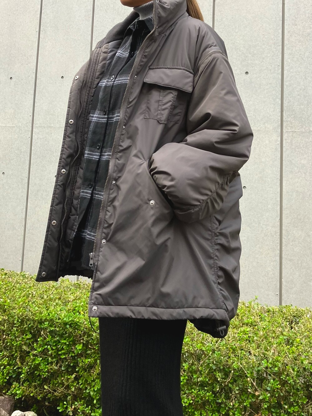 「ファッションを楽しもう、コート、冬コーデ、ブーツ、レイヤードスタイル、タートルネック、冬アウター、ニットスカート、チェックシャツ、ワントーンコーデ、ロングブーツ、モンスターコート、ANAP、大人カジュアル、カジュアルコーデ」｜「ANAPの2WAYエコクラウド中綿モンスターコート（ダウンジャケット/コート、ブラック系）」を使った、Airiさん（レディース・163cm）の秋コーディネートの5枚目の写真
