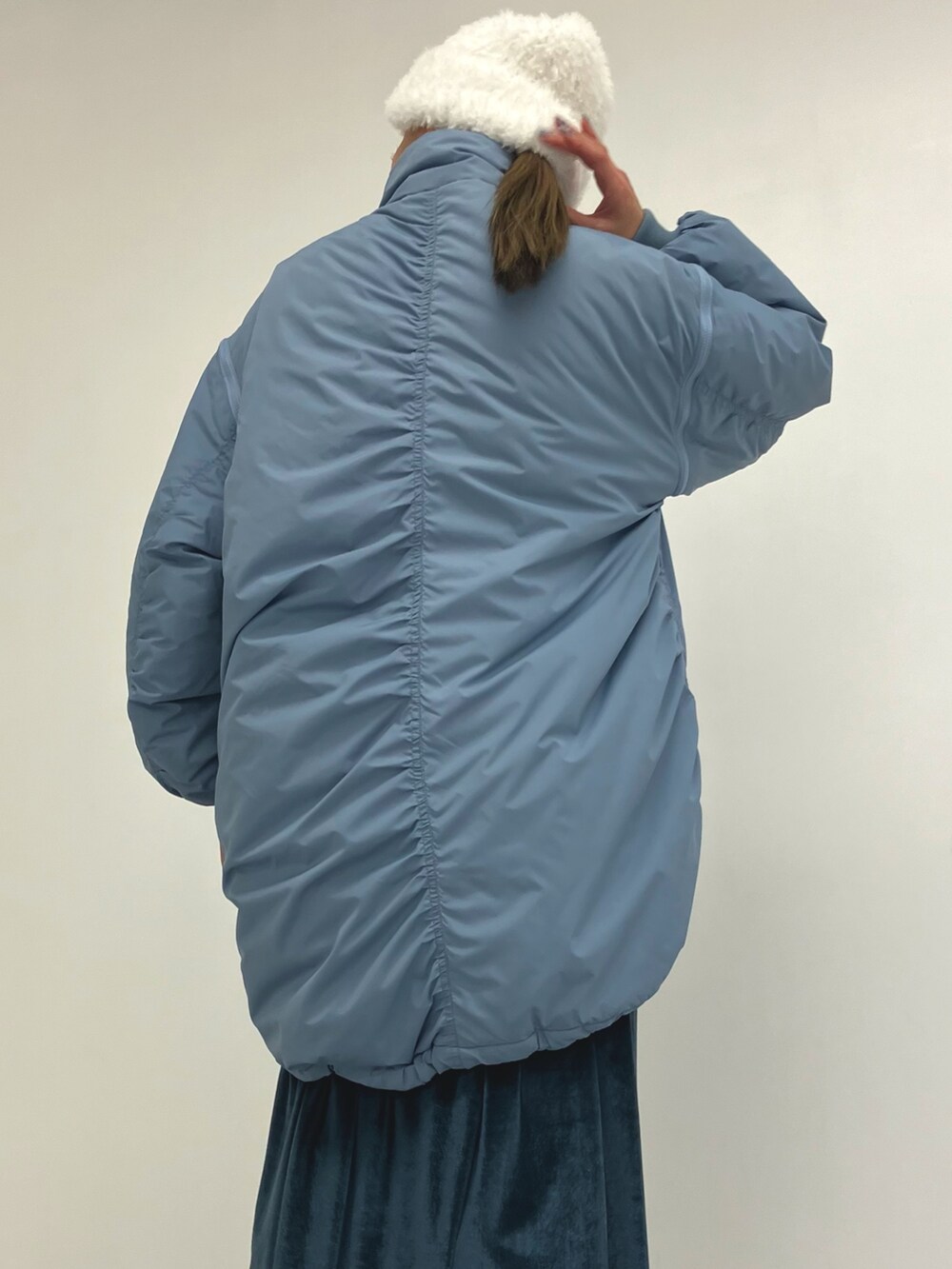 「ワンピース、冬アウター、クリスマスに着たい服、ニット帽、お出かけコーデ、ベロアワンピース、キャミワンピ、キーネック、リブニット、モンスターコート、ロングブーツ、アウター、ANAP、大人カジュアル、大人コーデ」｜「ANAPの2WAYエコクラウド中綿モンスターコート（ダウンジャケット/コート、ブルー系）」を使った、Airiさん（レディース・163cm）の冬コーディネートの4枚目の写真