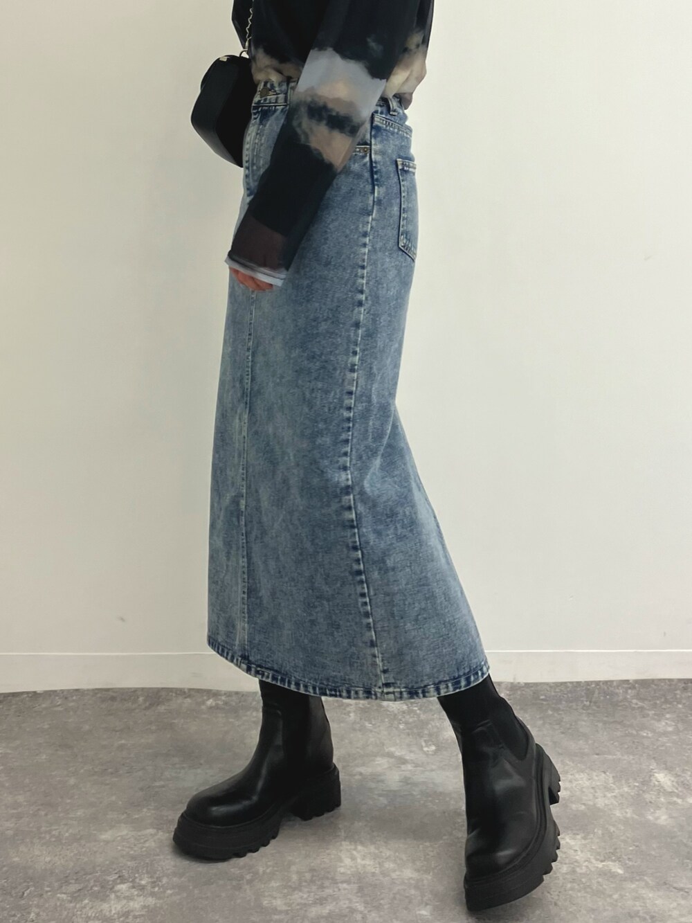 「レイヤードスタイル、ブーツ、クリスマスに着たい服、ロングコート、冬アウター、コート、デニム、ピンク、デニムスカート、ANAP、ロングブーツ、着回しコーデ、大人カジュアル、きれい目カジュアル、シアートップス」｜「ANAPのサイドゴアロングブーツ（ブーツ、ブラック系）」を使った、Airiさん（レディース・163cm）の冬コーディネートの7枚目の写真
