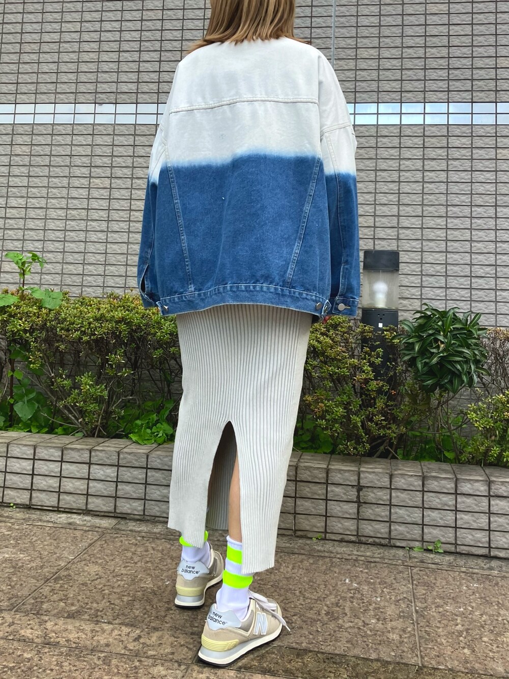 「春アウター、大人カジュアル、スニーカー、お出かけコーデ、春服コーデ、デニム、デニムジャケット、ワンピース、ワンピーススタイル、ロングワンピース、カジュアル、シンプルコーデ、スニーカーコーデ、ANAP、春コーデ」｜「ANAPのグラデーションデニムジャケット（デニムジャケット、ブルー系）」を使った、Airiさん（レディース・163cm）の春コーディネートの3枚目の写真