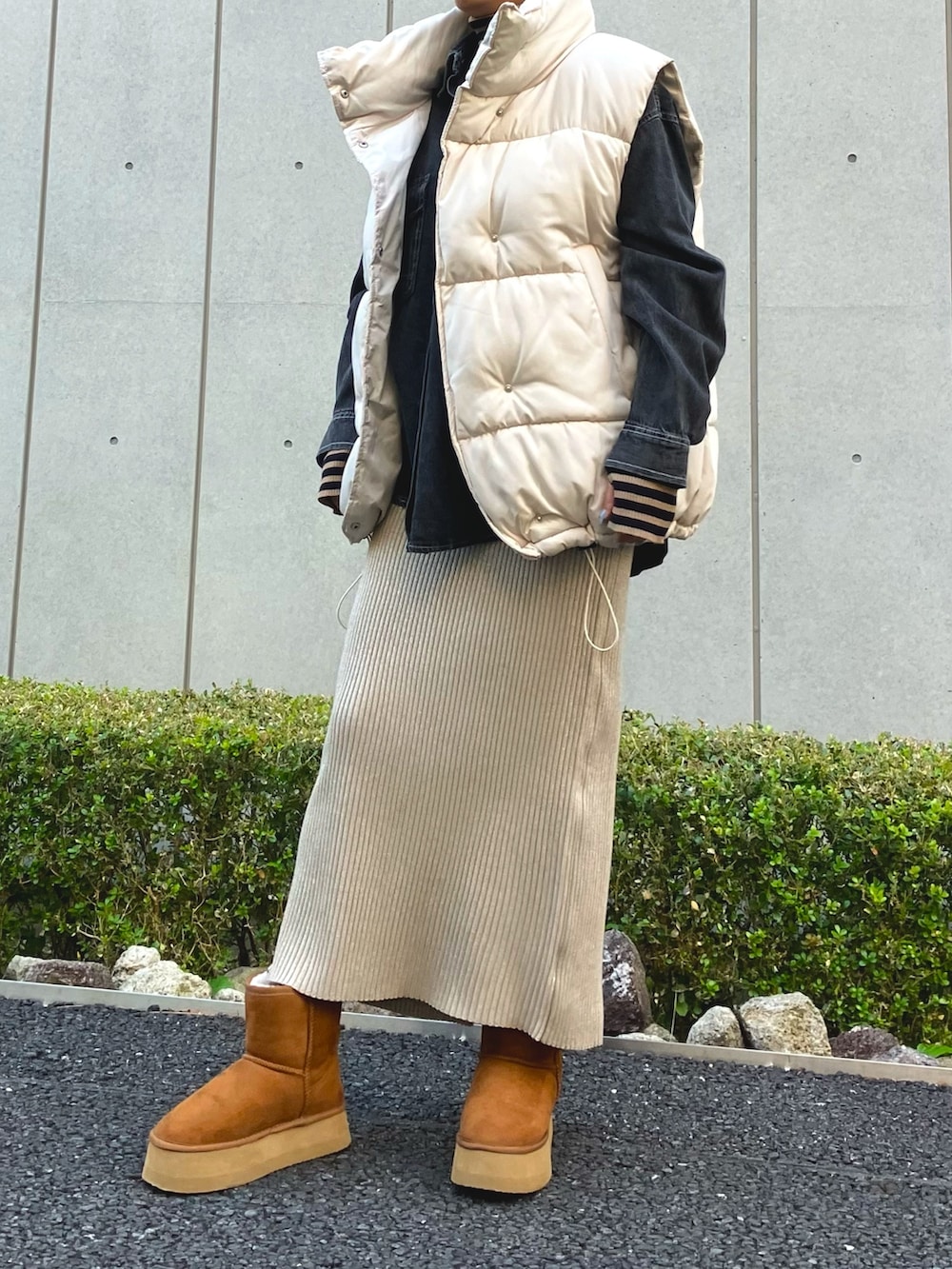 「冬アウター、休日スタイル、クリスマスに着たい服、クリスマスコーデ、きれいめカジュアル、ロングスカート、タートルネック、デニムシャツ、レイヤードスタイル、リブニット、タイトスカート、ニットスカート、ANAP、ムートンブーツ、冬コーデ」｜「ANAPのラメ糸リブニットスカート【セットアップ対応】（スカート、ベージュ系）」を使った、Airiさん（レディース・163cm）の冬コーディネートの3枚目の写真