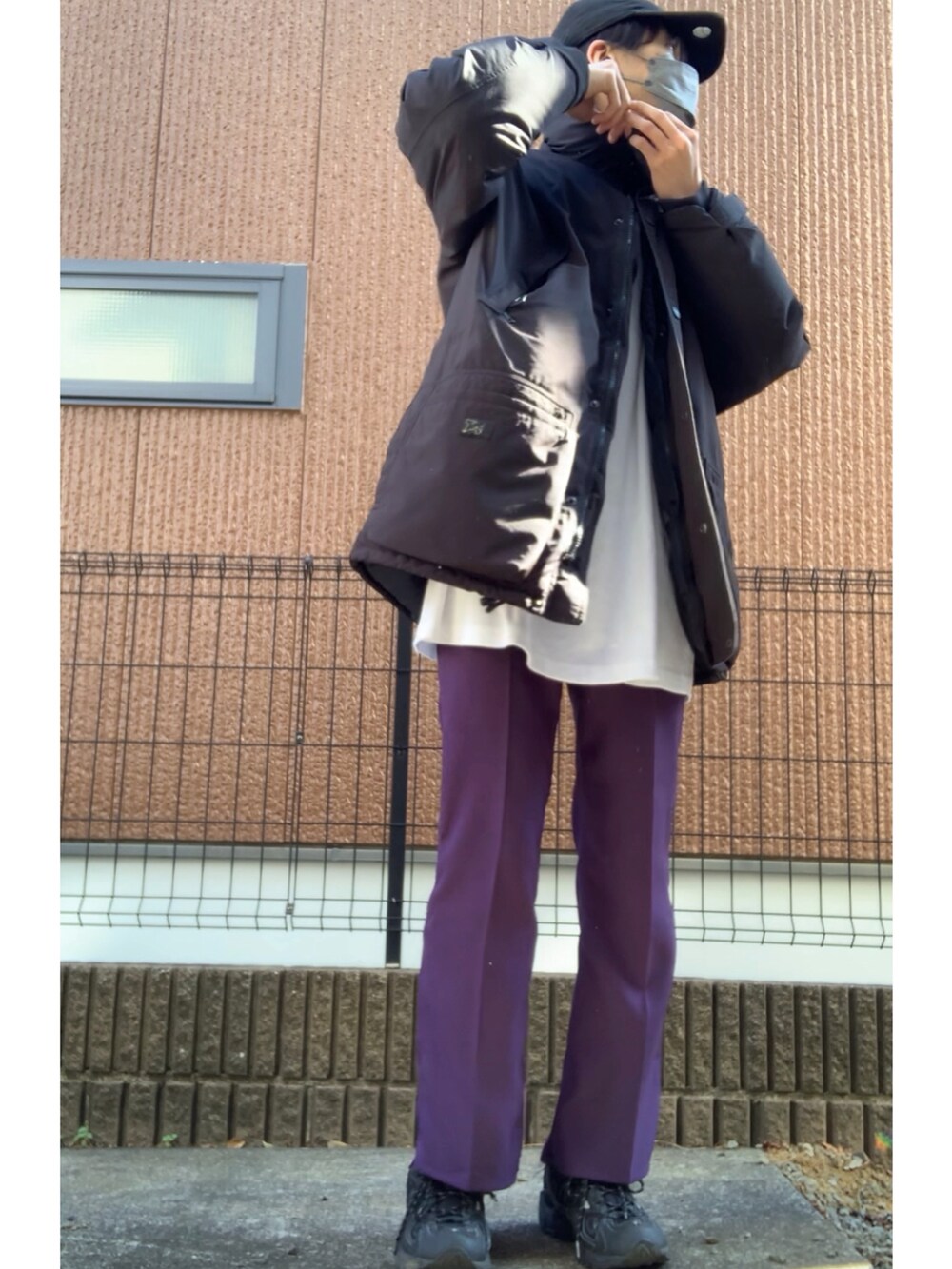 ブラック系のジャケット/アウター、パープル系のパンツ、ブラック系のスニーカーを着用したメンズの冬コーディネートの3枚目の写真