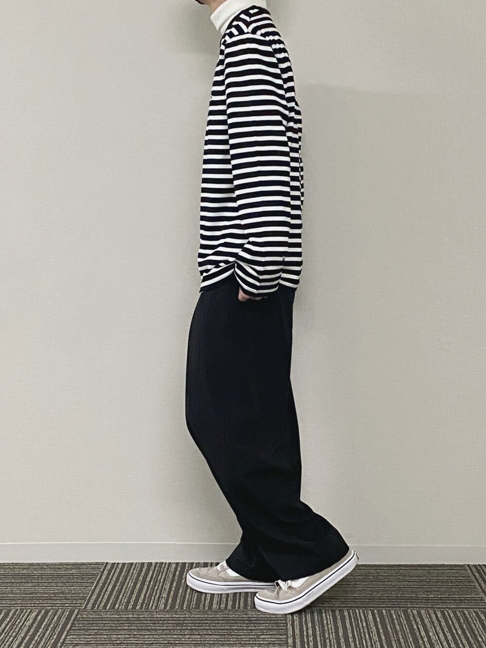 ブルー系のTシャツ/カットソー、ホワイト系のニット/セーター、ブラック系のその他パンツを着用したメンズの春コーディネートの3枚目の写真