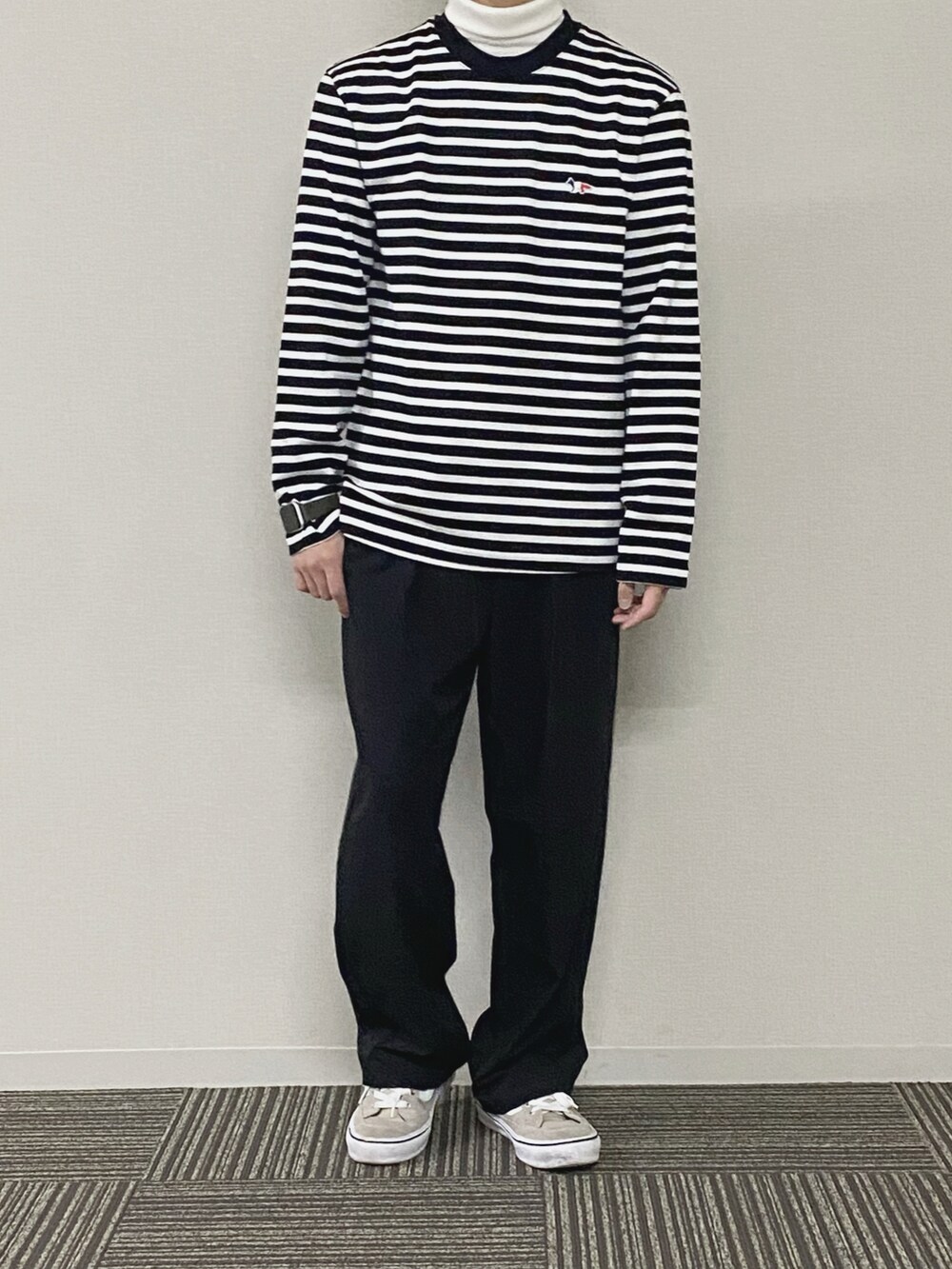 ブルー系のTシャツ/カットソー、ホワイト系のニット/セーター、ブラック系のその他パンツを着用したメンズの春コーディネートの2枚目の写真