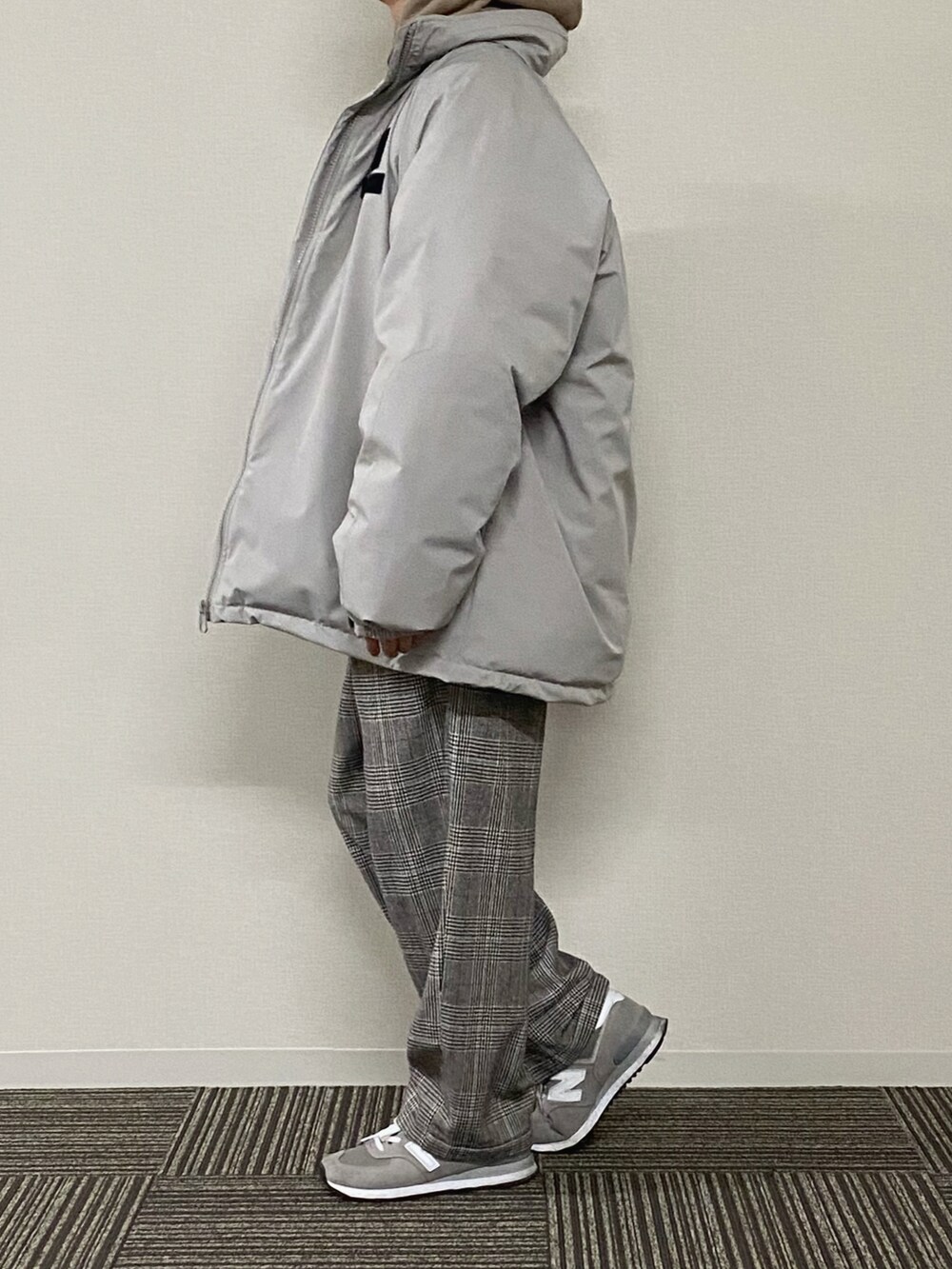 イエロー系のパーカー、グレー系のブルゾン、ブラウン系のスラックスを着用したメンズの冬コーディネートの2枚目の写真