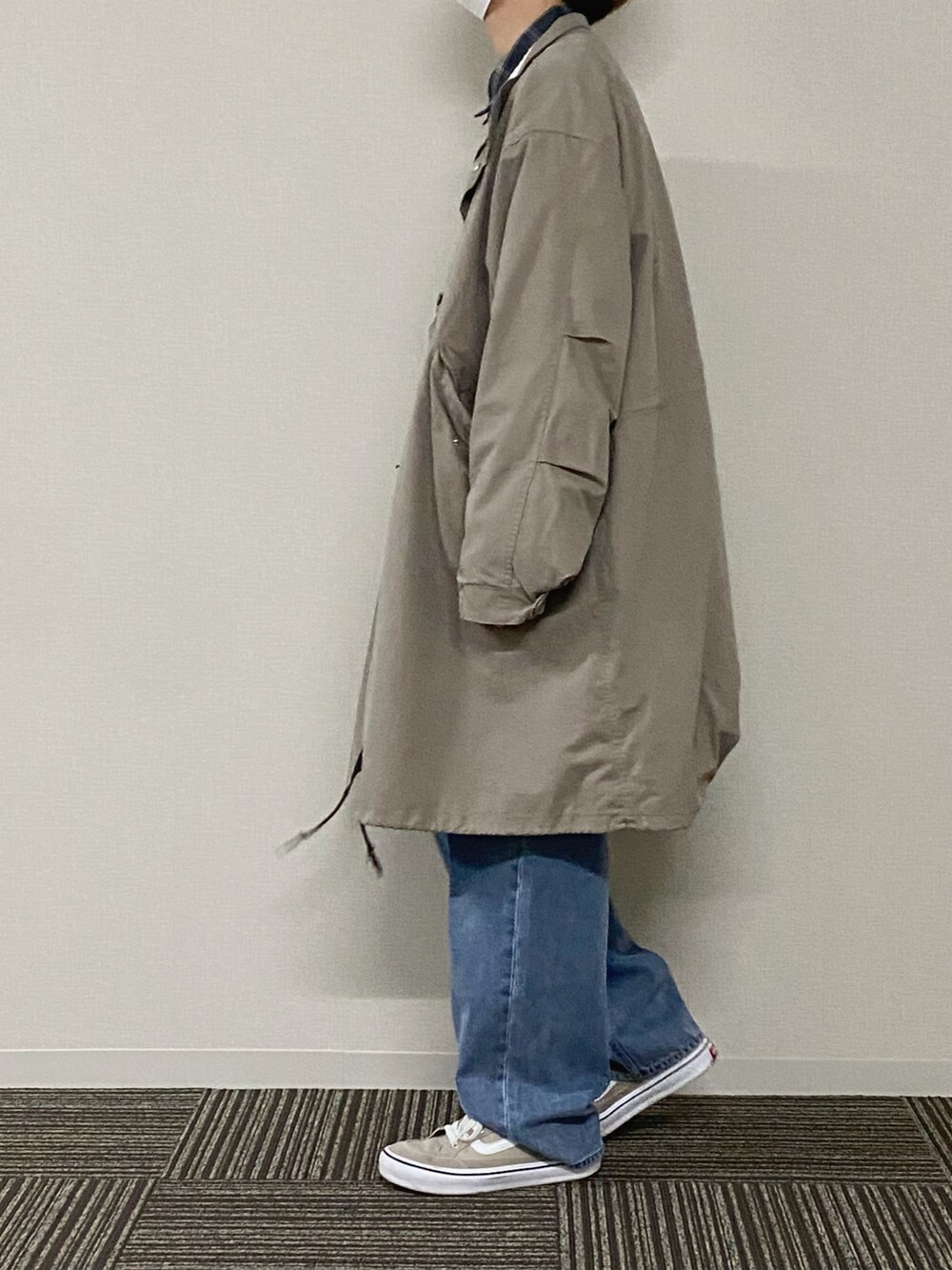 ブルー系のベスト、ベージュ系のその他アウター、グレー系のシャツ/ブラウスを着用したメンズの春コーディネートの2枚目の写真