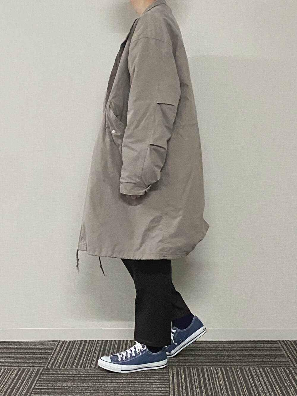 ベージュ系のその他アウター、グリーン系のスウェット、ブラウン系のその他パンツを着用したメンズの冬コーディネートの2枚目の写真