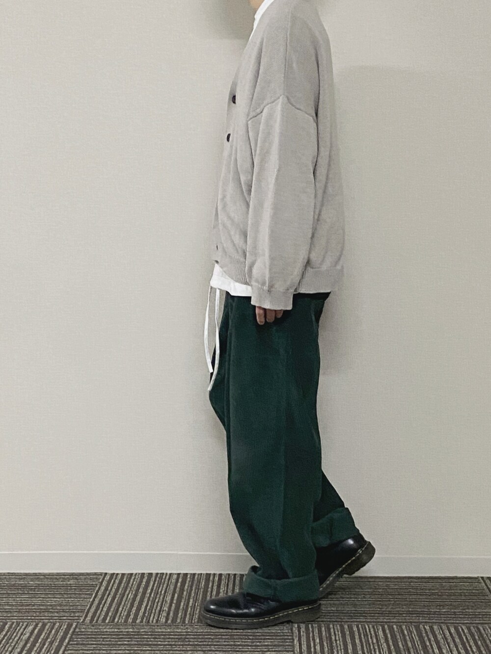 ベージュ系のカーディガン/ボレロ、ホワイト系のジャケット/アウター、その他のその他パンツを着用したメンズの春コーディネートの2枚目の写真