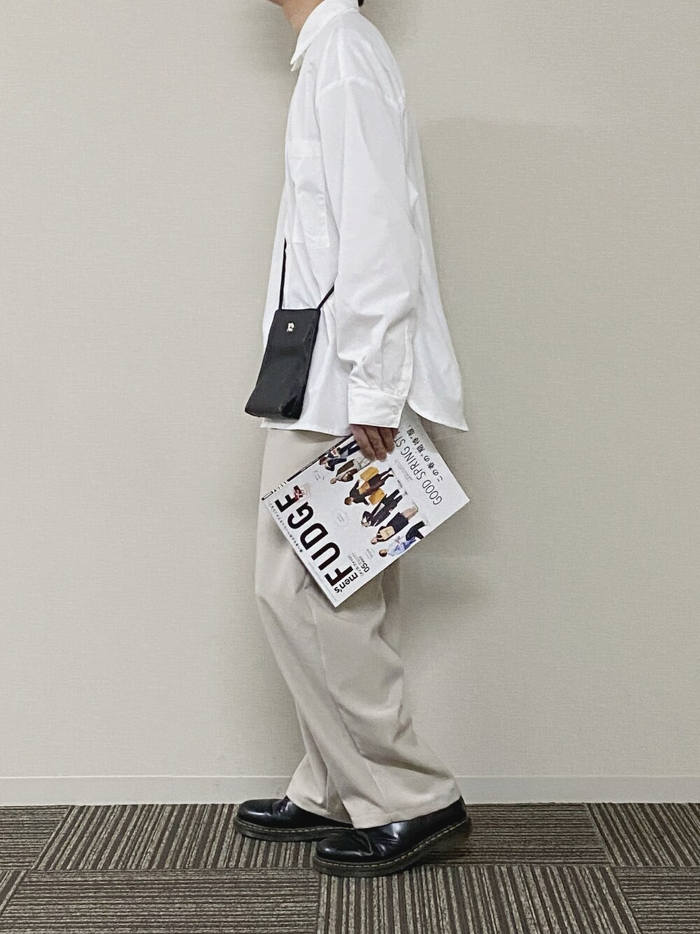 ホワイト系のシャツ/ブラウス、ブラック系のショルダーバッグ、ホワイト系のその他パンツを着用したメンズの春コーディネートの2枚目の写真