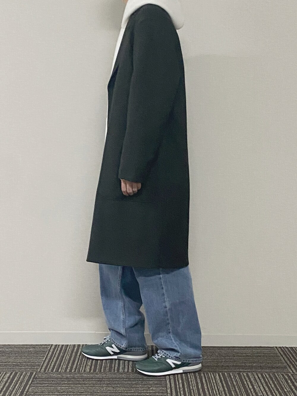 グリーン系のその他アウター、ホワイト系のパーカー、ブルー系のデニムパンツを着用したメンズの春コーディネートの2枚目の写真