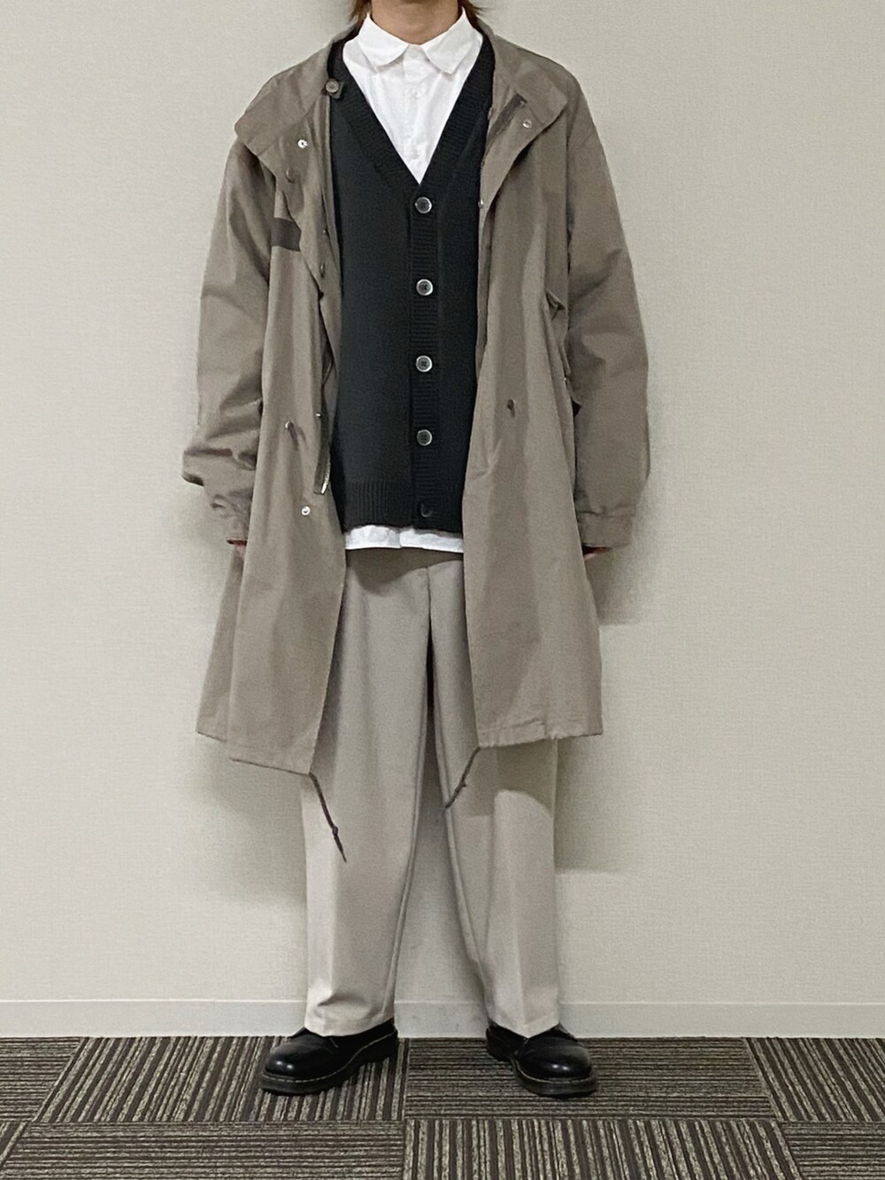 グレー系のカーディガン/ボレロ、ベージュ系のその他アウター、ホワイト系のシャツ/ブラウスを着用したメンズの冬コーディネートの2枚目の写真