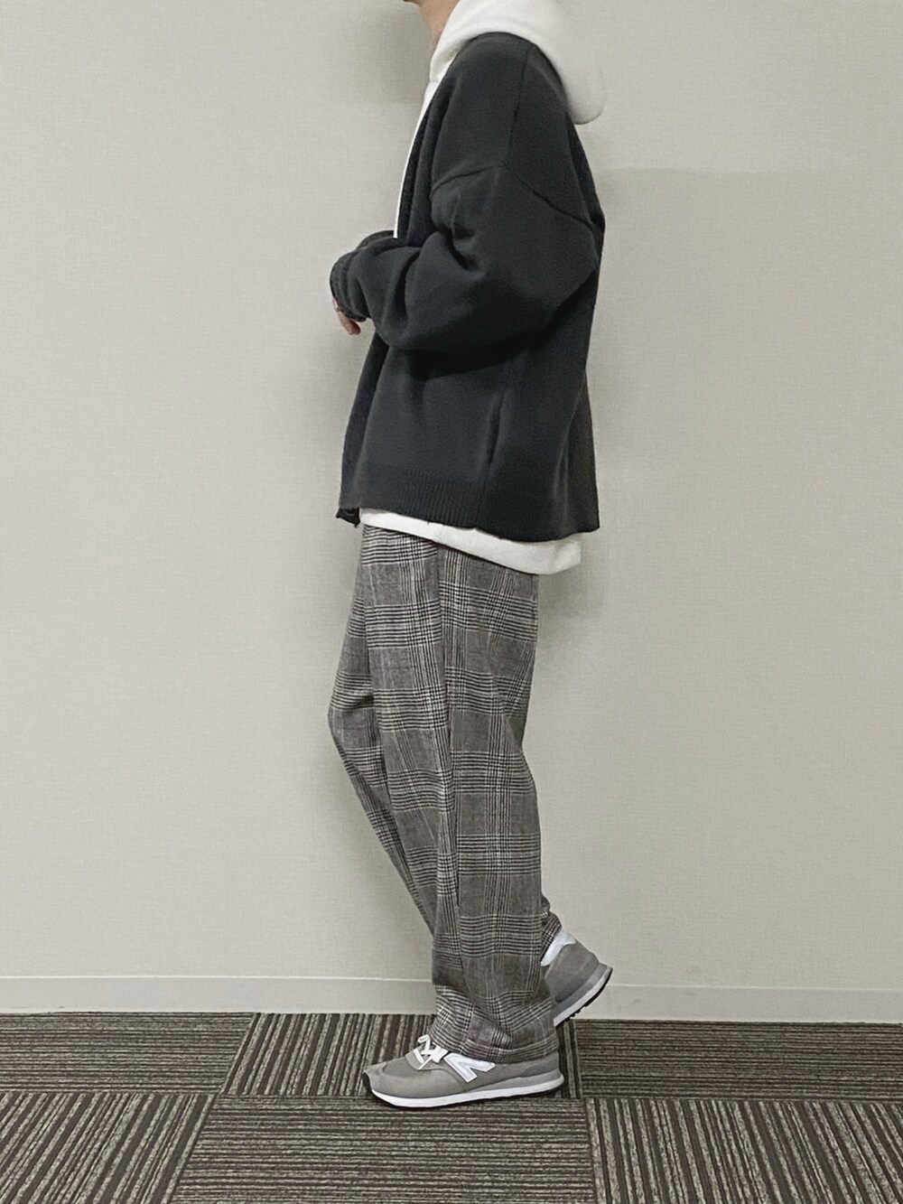 ホワイト系のパーカー、グレー系のカーディガン/ボレロ、ブラウン系のスラックスを着用したメンズの春コーディネートの3枚目の写真