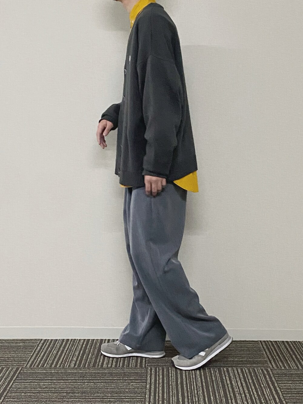 「春服みてみて、イエロー、グレー、スニーカーコーデ、シンプル、リラックススタイル、レイヤードスタイル、シャツスタイル、プチプラ、大人コーデ、ゆるコーデ、カーディガン」｜「U.S. POLO ASSN.のU.S. POLO ASSN. / ユーエスポロアッスン 別注 ロゴ刺繍 オーバーサイズ ボリュームニットカーディガン（カーディガン/ボレロ、グレー系）」を使った、UNOさん（メンズ・172cm）の春コーディネートの3枚目の写真