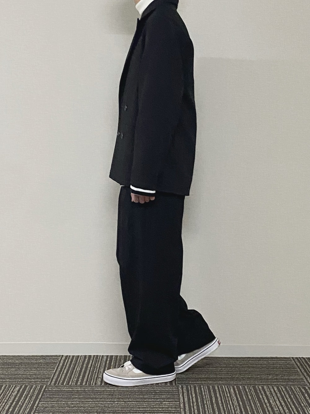 ブルー系のTシャツ/カットソー、ホワイト系のニット/セーター、ブラック系のその他パンツを着用したメンズの春コーディネートの5枚目の写真