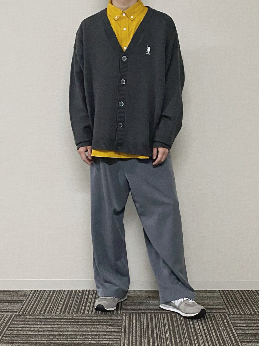 「春服みてみて、イエロー、グレー、スニーカーコーデ、シンプル、リラックススタイル、レイヤードスタイル、シャツスタイル、プチプラ、大人コーデ、ゆるコーデ、カーディガン」｜「U.S. POLO ASSN.のU.S. POLO ASSN. / ユーエスポロアッスン 別注 ロゴ刺繍 オーバーサイズ ボリュームニットカーディガン（カーディガン/ボレロ、グレー系）」を使った、UNOさん（メンズ・172cm）の春コーディネートの2枚目の写真