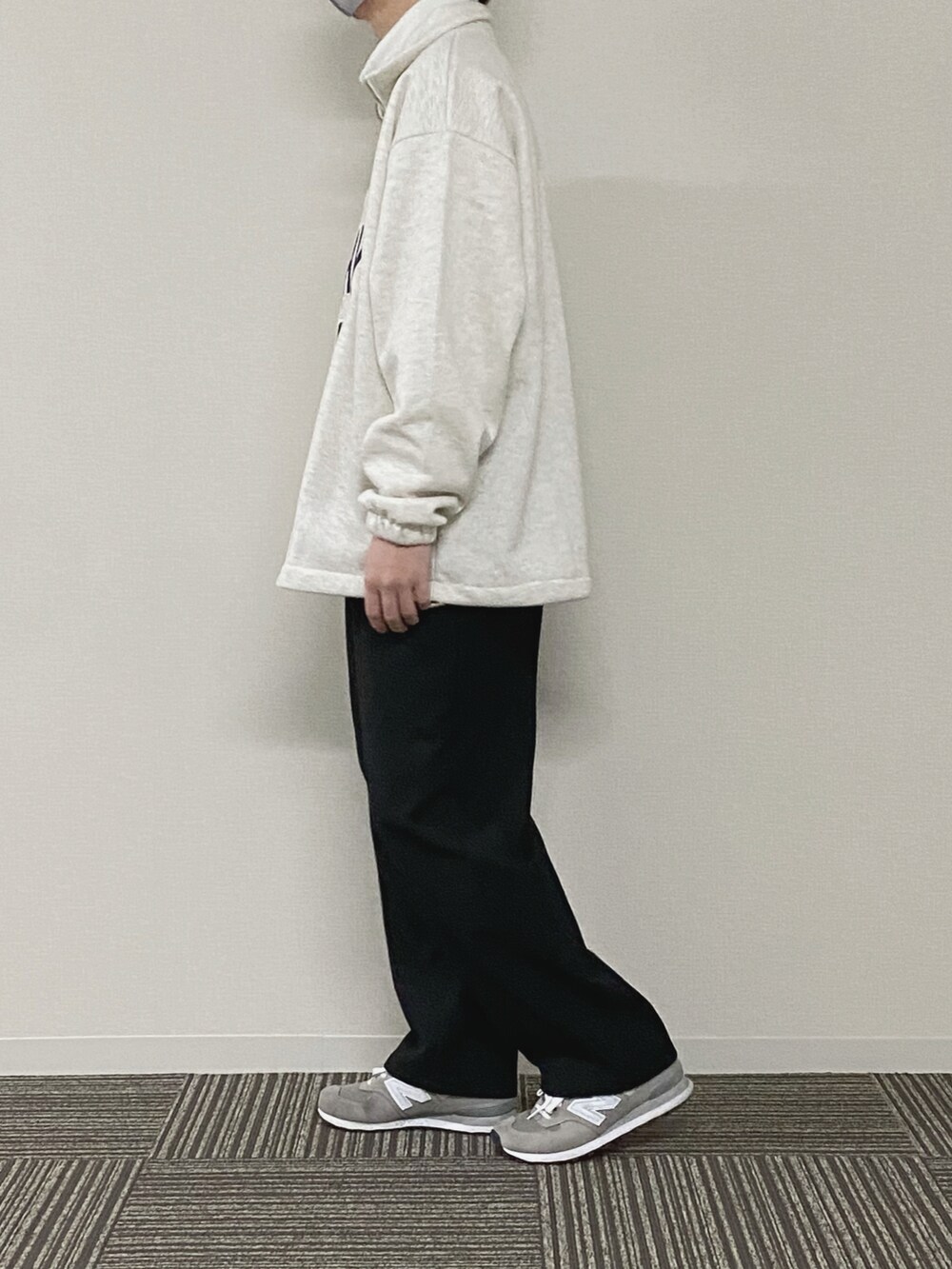 ホワイト系のその他トップス、ベージュ系のスウェット、ブラック系のその他パンツを着用したメンズの春コーディネートの2枚目の写真