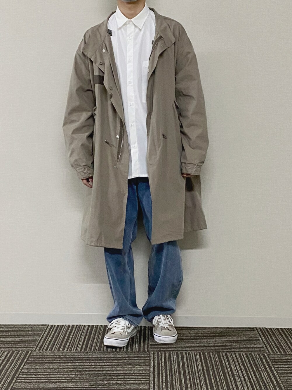 ベージュ系のその他アウター、ホワイト系のシャツ/ブラウス、ブルー系のデニムパンツを着用したメンズの春コーディネートの2枚目の写真