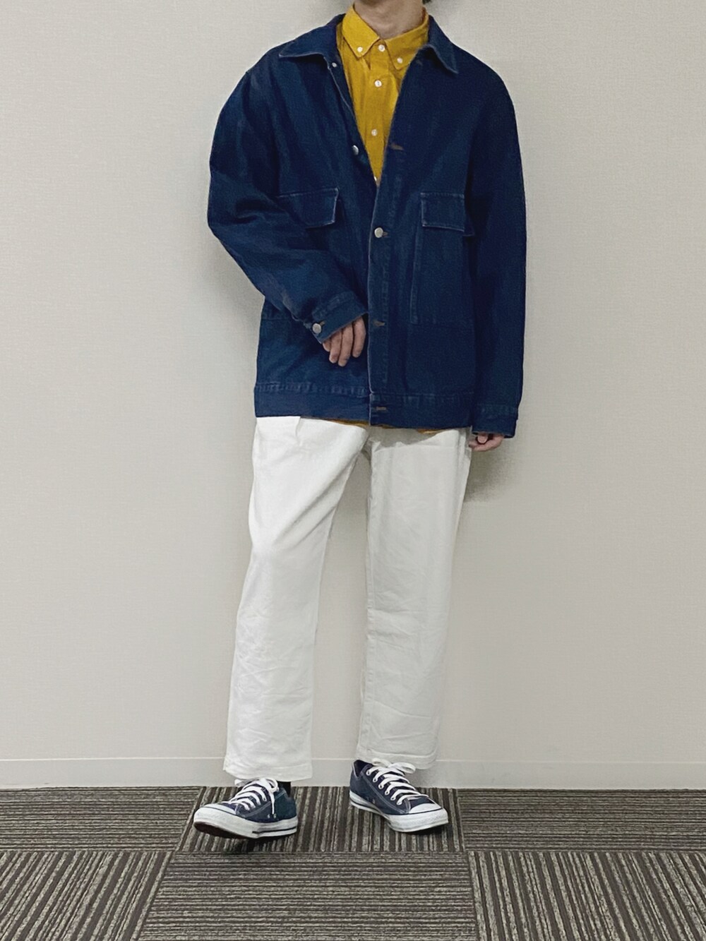 ブルー系のテーラードジャケット、イエロー系のシャツ/ブラウス、ホワイト系のその他パンツを着用したメンズの春コーディネートの2枚目の写真