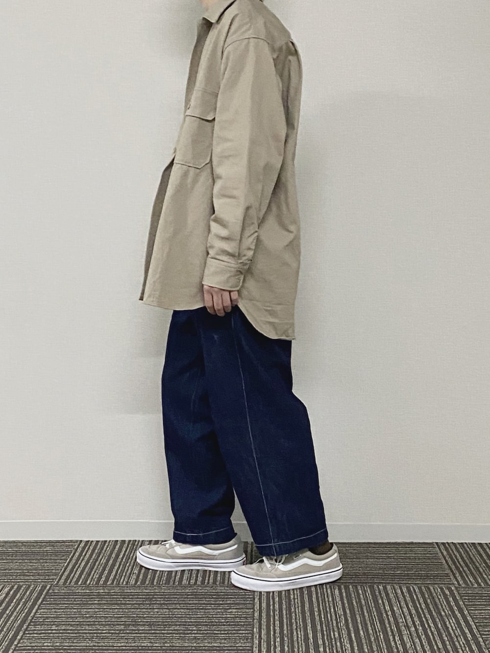 ベージュ系のブルゾン、ブルー系のTシャツ/カットソー、ブルー系のデニムパンツを着用したメンズの春コーディネートの2枚目の写真