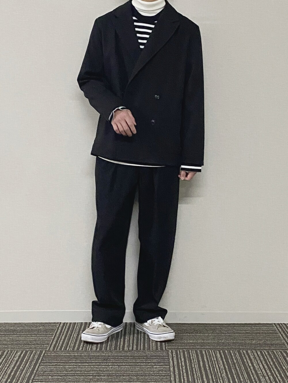 ブルー系のTシャツ/カットソー、ホワイト系のニット/セーター、ブラック系のその他パンツを着用したメンズの春コーディネートの4枚目の写真