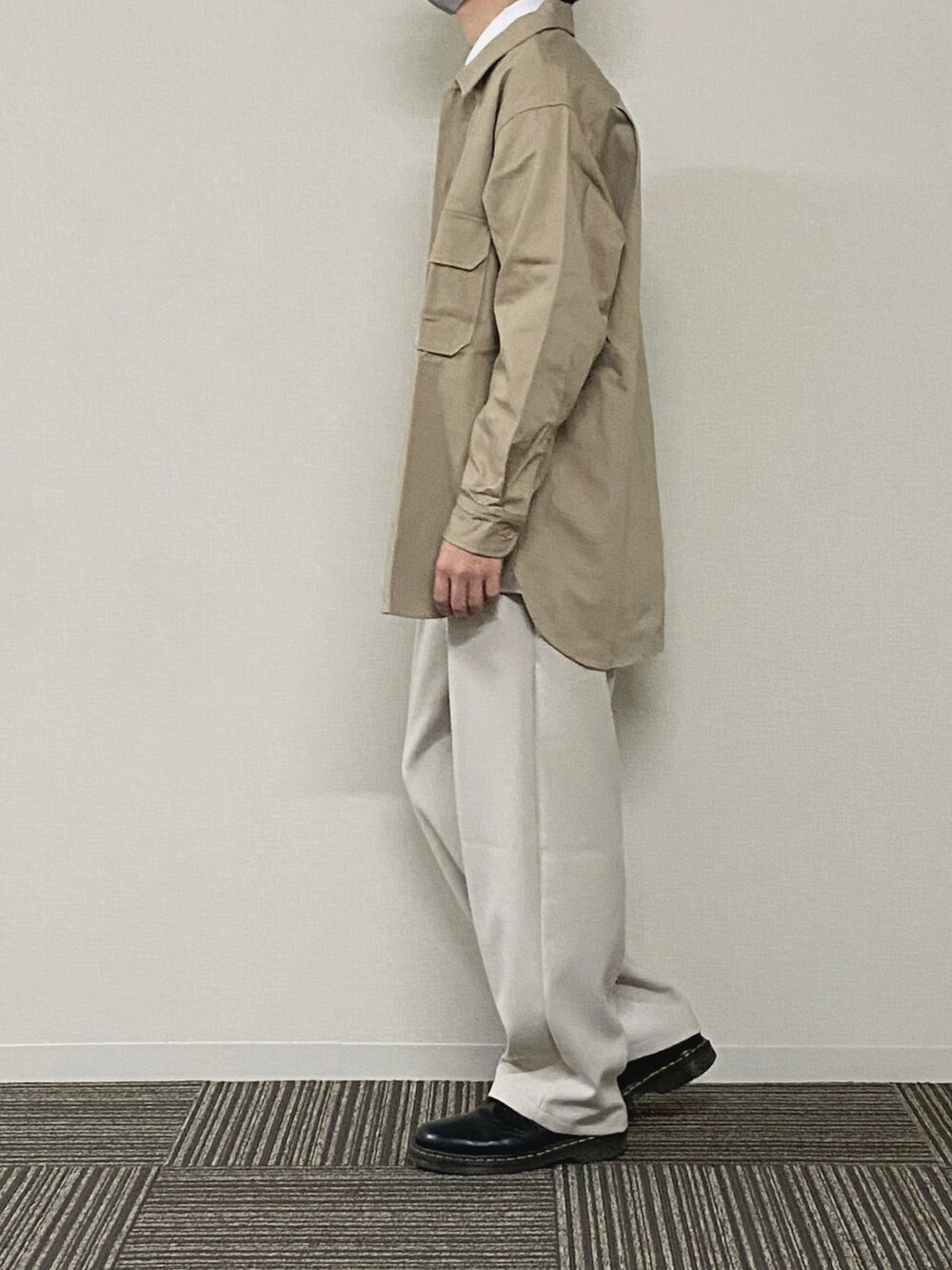 ホワイト系のシャツ/ブラウス、ベージュ系のブルゾン、ホワイト系のその他パンツを着用したメンズの春コーディネートの2枚目の写真