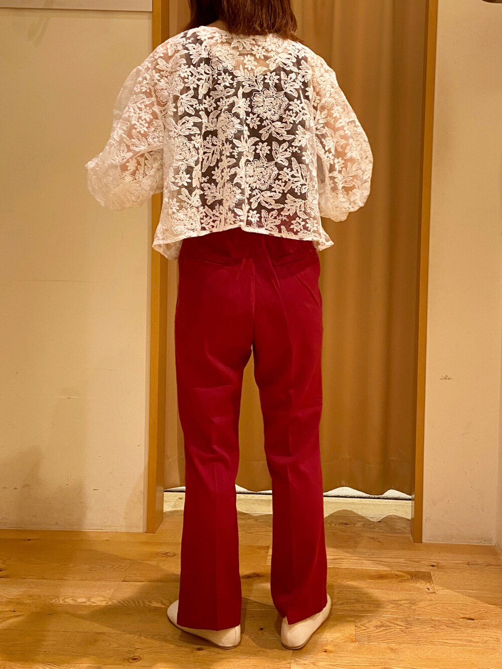 ホワイト系のバレエシューズ、ホワイト系のシャツ/ブラウス、ブラウン系のタンクトップを着用したレディースの夏コーディネートの3枚目の写真