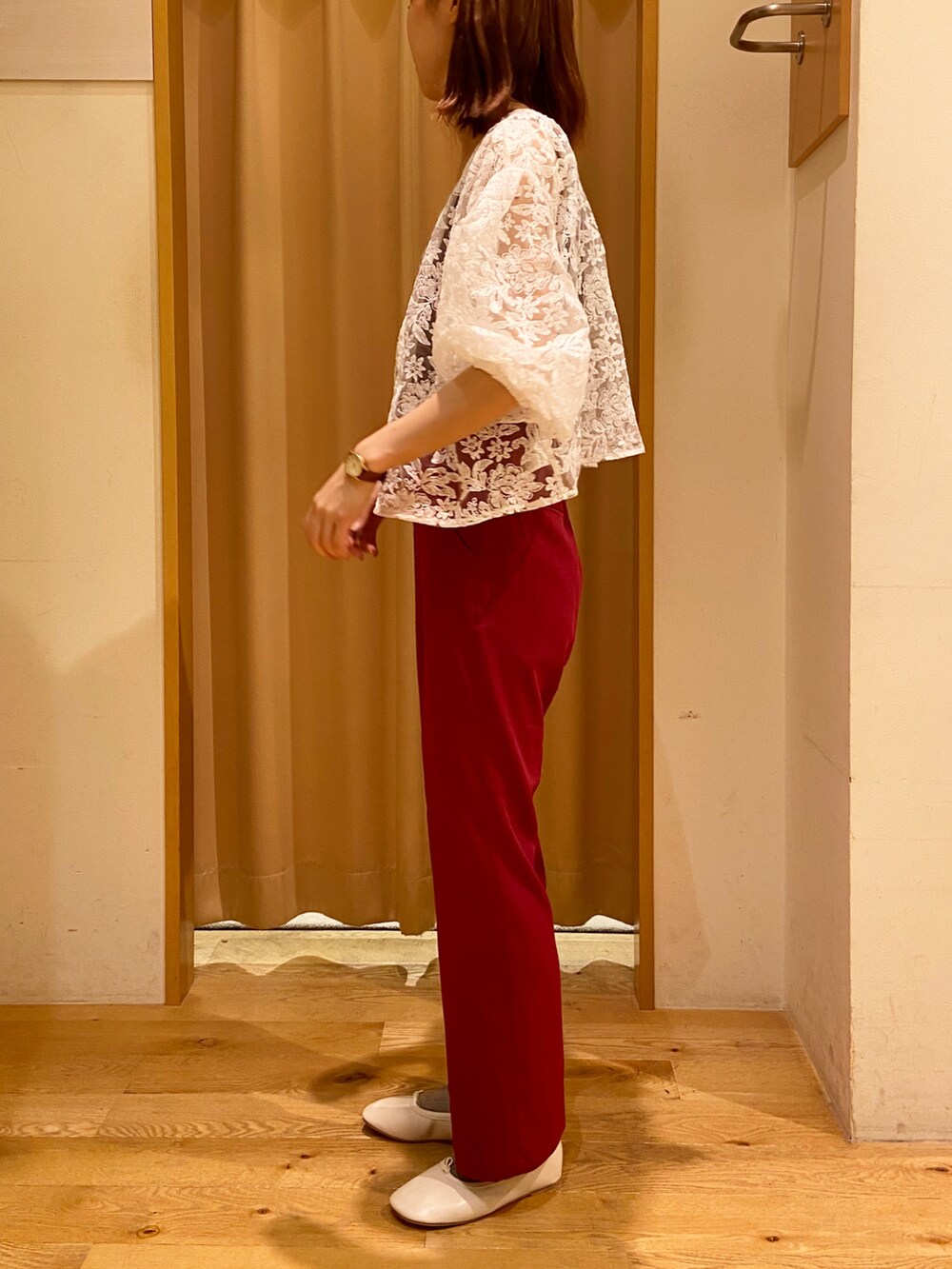 ホワイト系のバレエシューズ、ホワイト系のシャツ/ブラウス、ブラウン系のタンクトップを着用したレディースの夏コーディネートの2枚目の写真